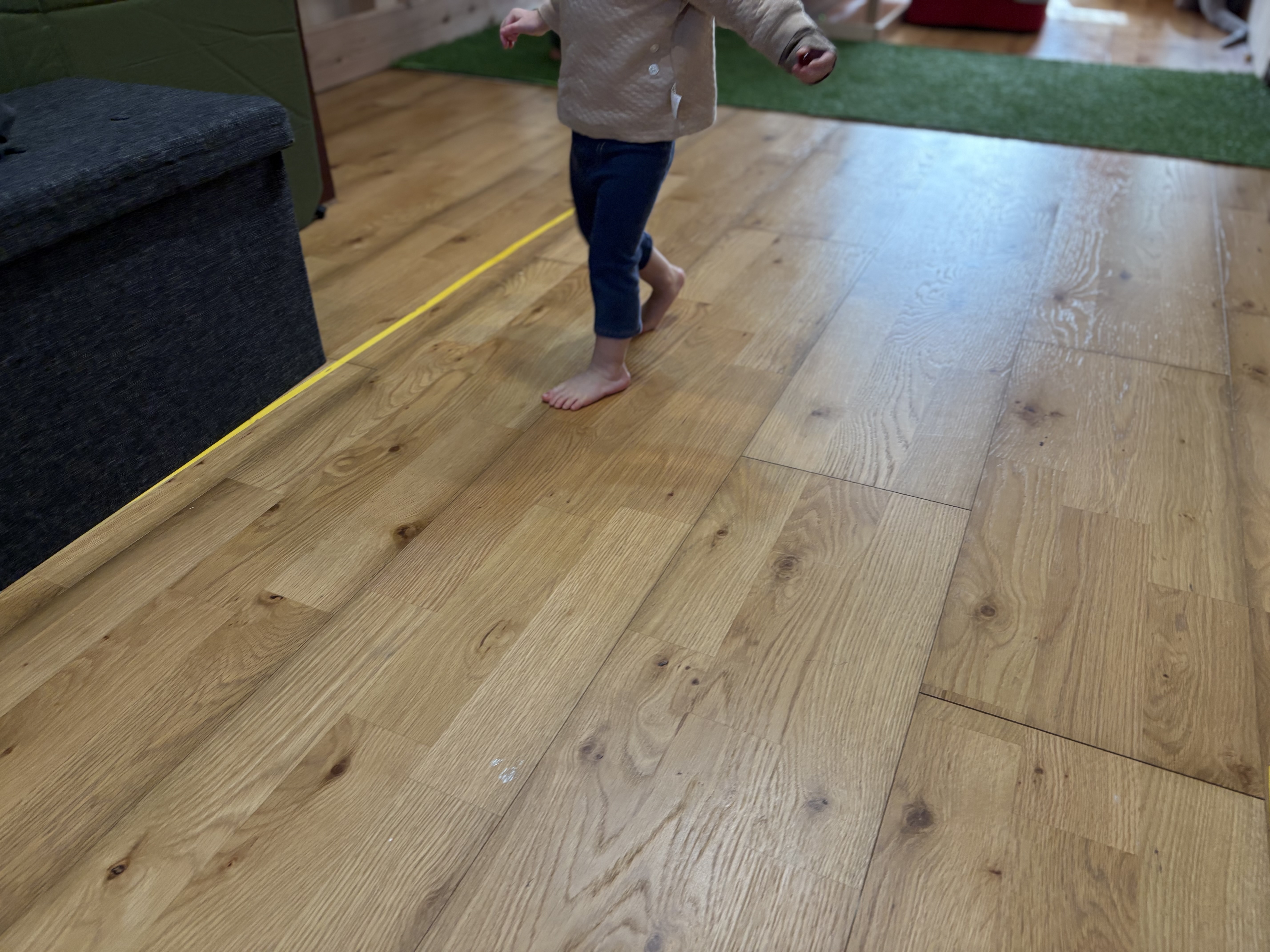 「サルのような身軽さの秘密。」

全身を使って登る後ろ姿。足指がしっかりと支点になり、バランス感覚（前庭覚）を研ぎ澄ませています。