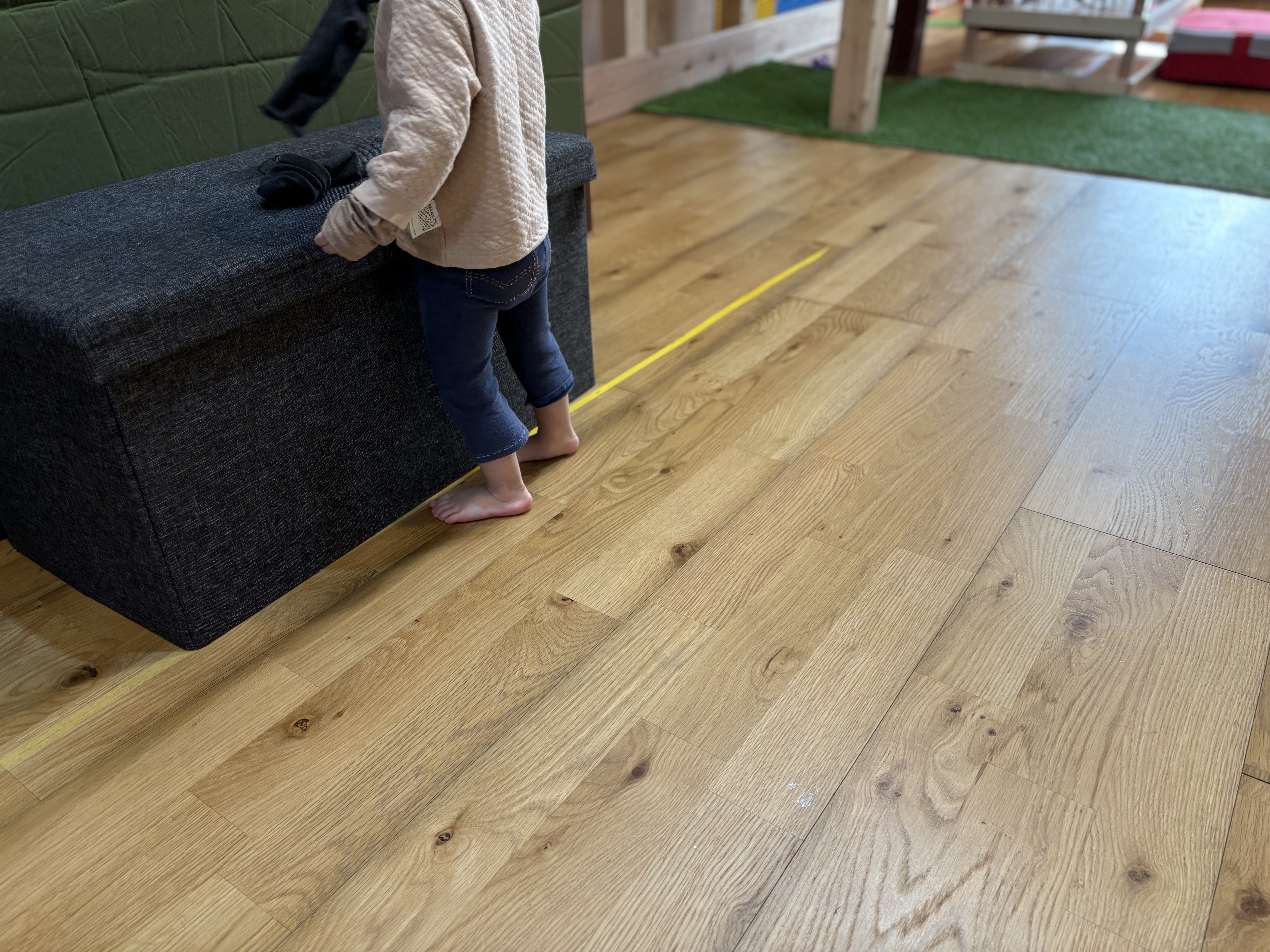 「足裏で読む、木の質感。」

慎重に、かつ大胆に木の上を歩く姿。足裏センサーが脳へダイレクトに信号を送っている瞬間です。