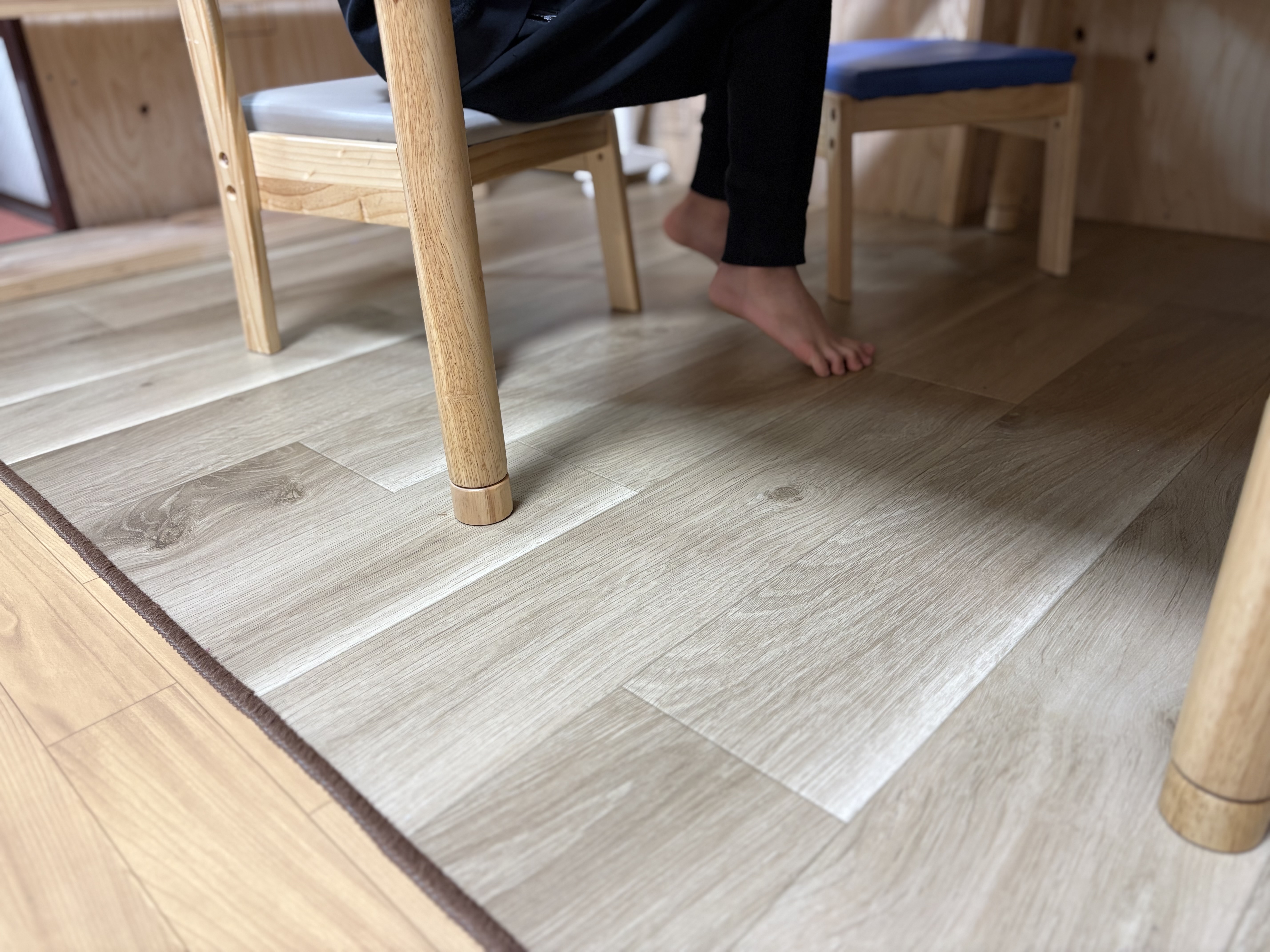 「リラックスした裸足の休息。」

遊びの合間に、床に座って裸足でリラックスする子どもたち。肌が触れる安心感が、情緒の安定に繋がります。