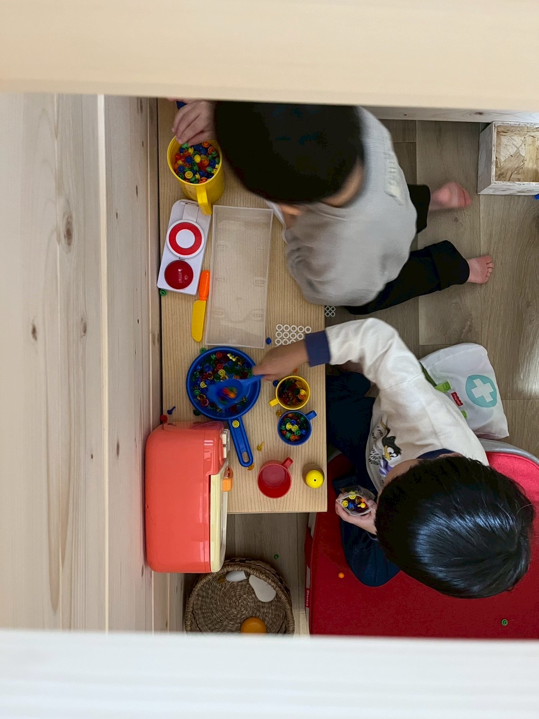 「指先の集中力。」 小さなおててで慎重にブロックを積み上げる、真剣な眼差しとぷにぷにの指先アップ。