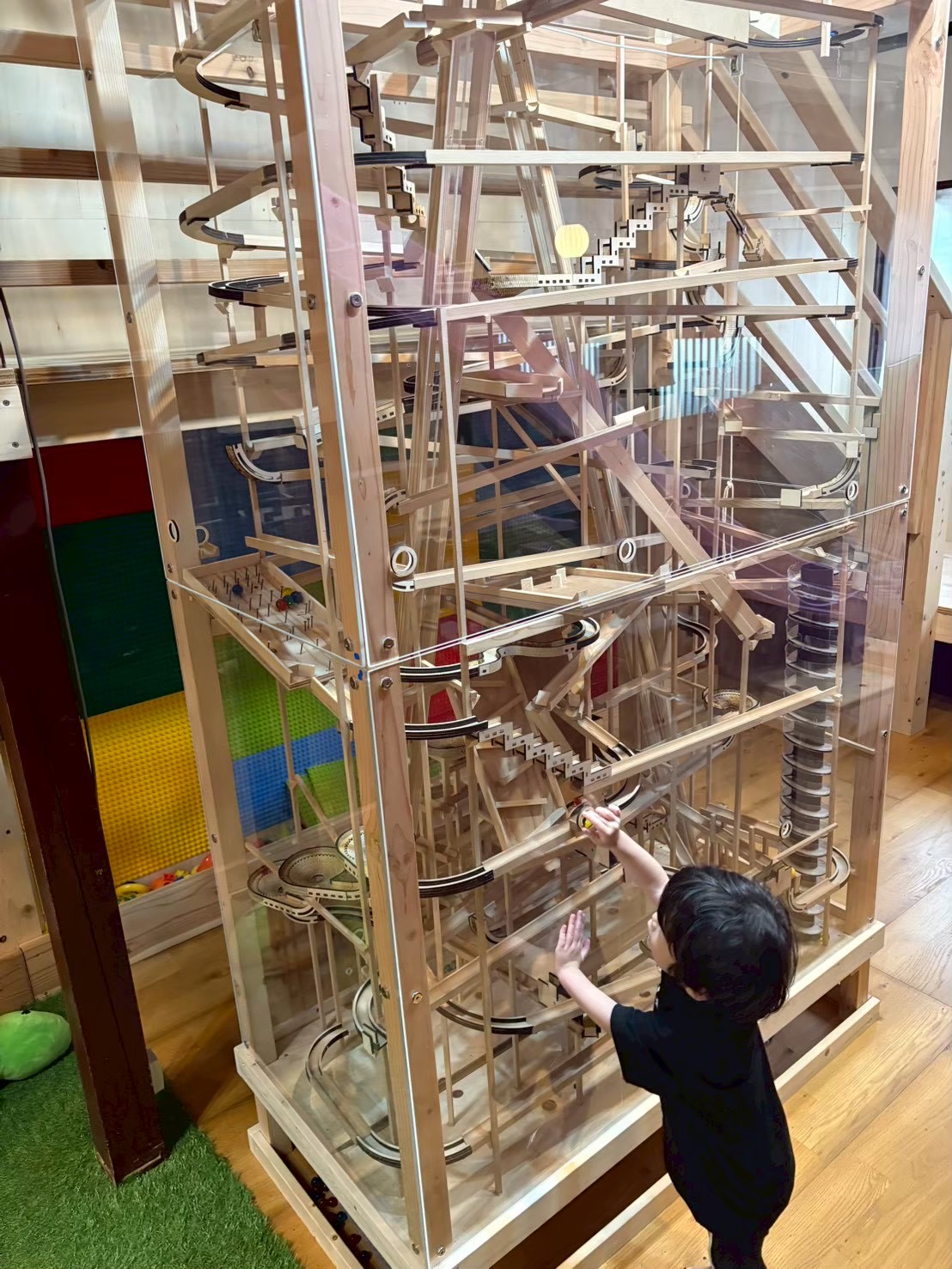 「何して遊ぼうかな？」 たくさんのブロックを前に、ワクワクした表情で「今日の相棒」を選ぶ瞬間。