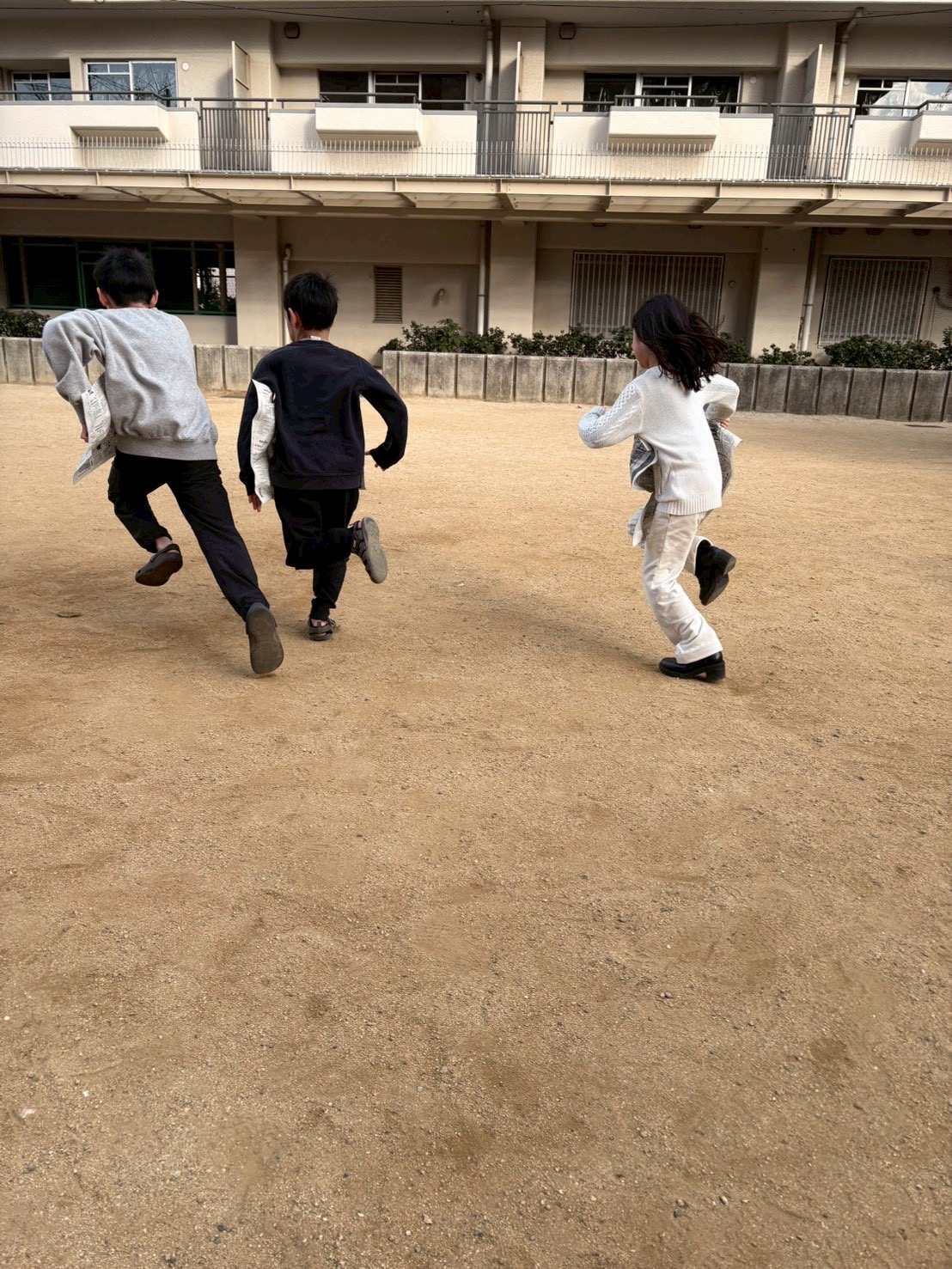 「風を味方につける全力疾走。」
手を使わず、胸で新聞紙を押し付けるように走る躍動的な姿。空気の力を全身で受け止めている様子が伝わります。