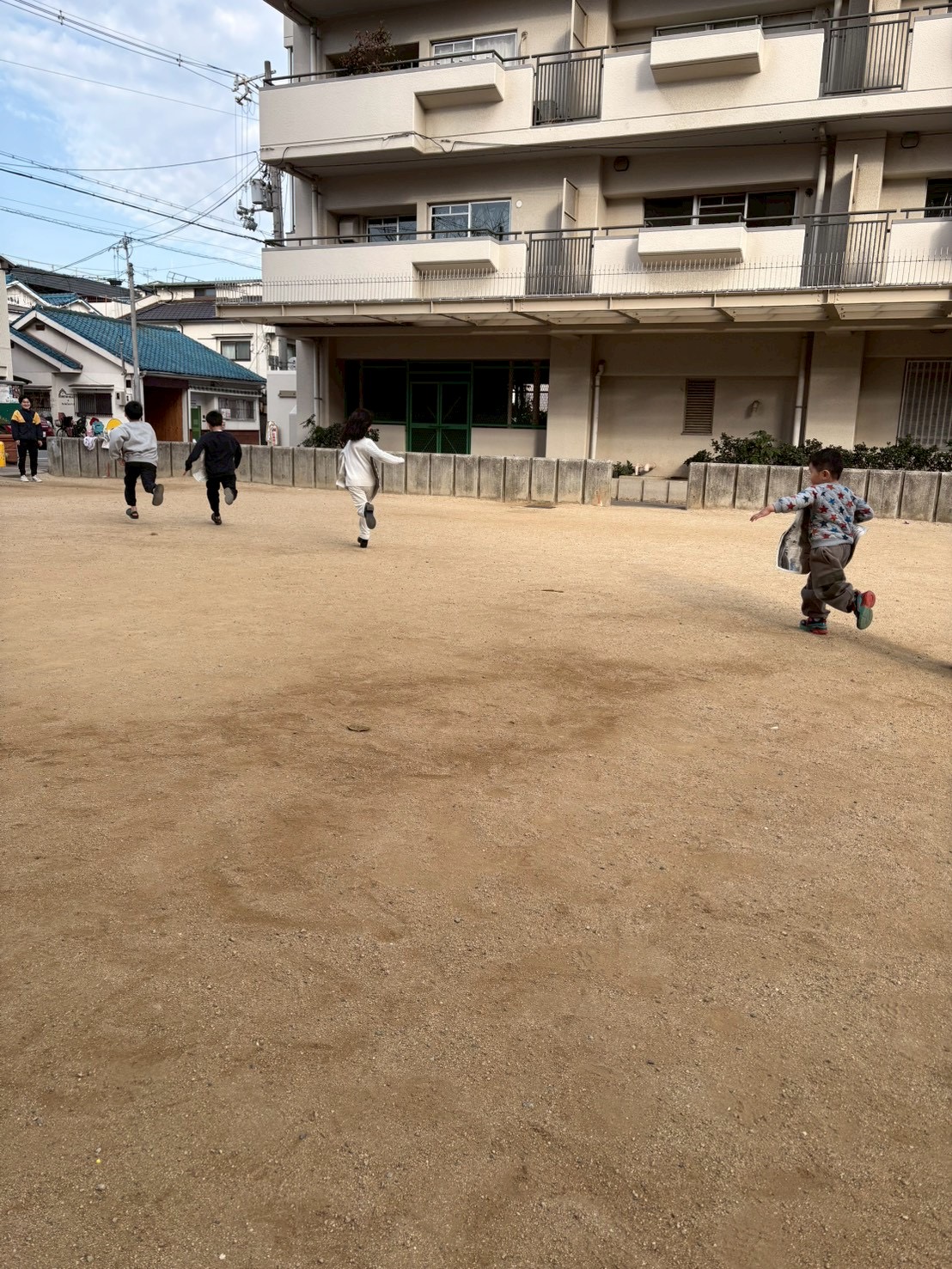 「ヒラリと落ちても、笑顔でリトライ！」

新聞紙が落ちてしまった瞬間。悔しがるのではなく、「次はもっと速く！」と笑いながら紙を拾い上げる前向きな後ろ姿。