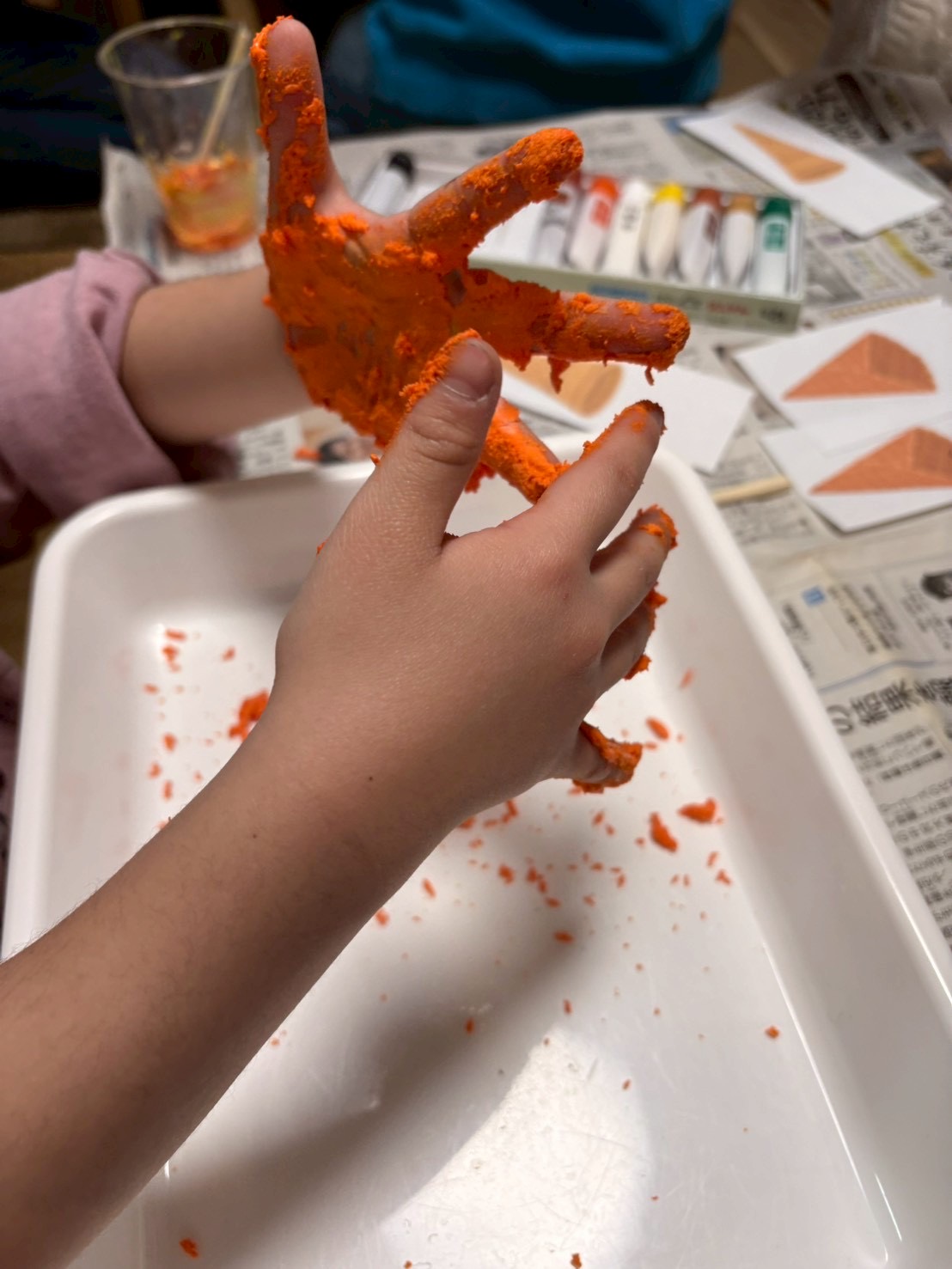 いよいよ魔法の粉（重曹）を投入！スレタン流センサリープレイの驚きが始まる瞬間。