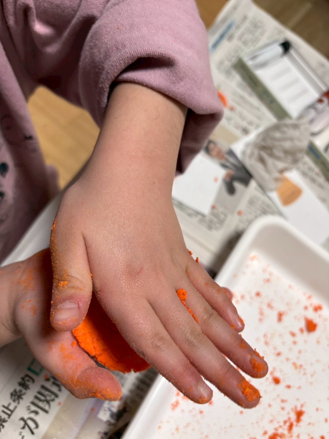 重曹の化学反応でシュワシュワと膨らみ、ふわふわのマシュマロのような質感に劇的に変化した素材。