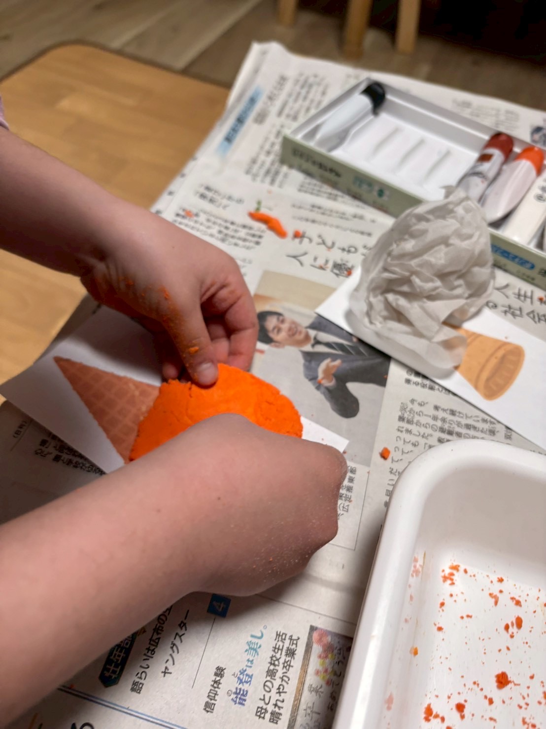 カップへの盛り付け作業。指先のコントロール（微細運動）と集中力を養う療育プログラムの一環。