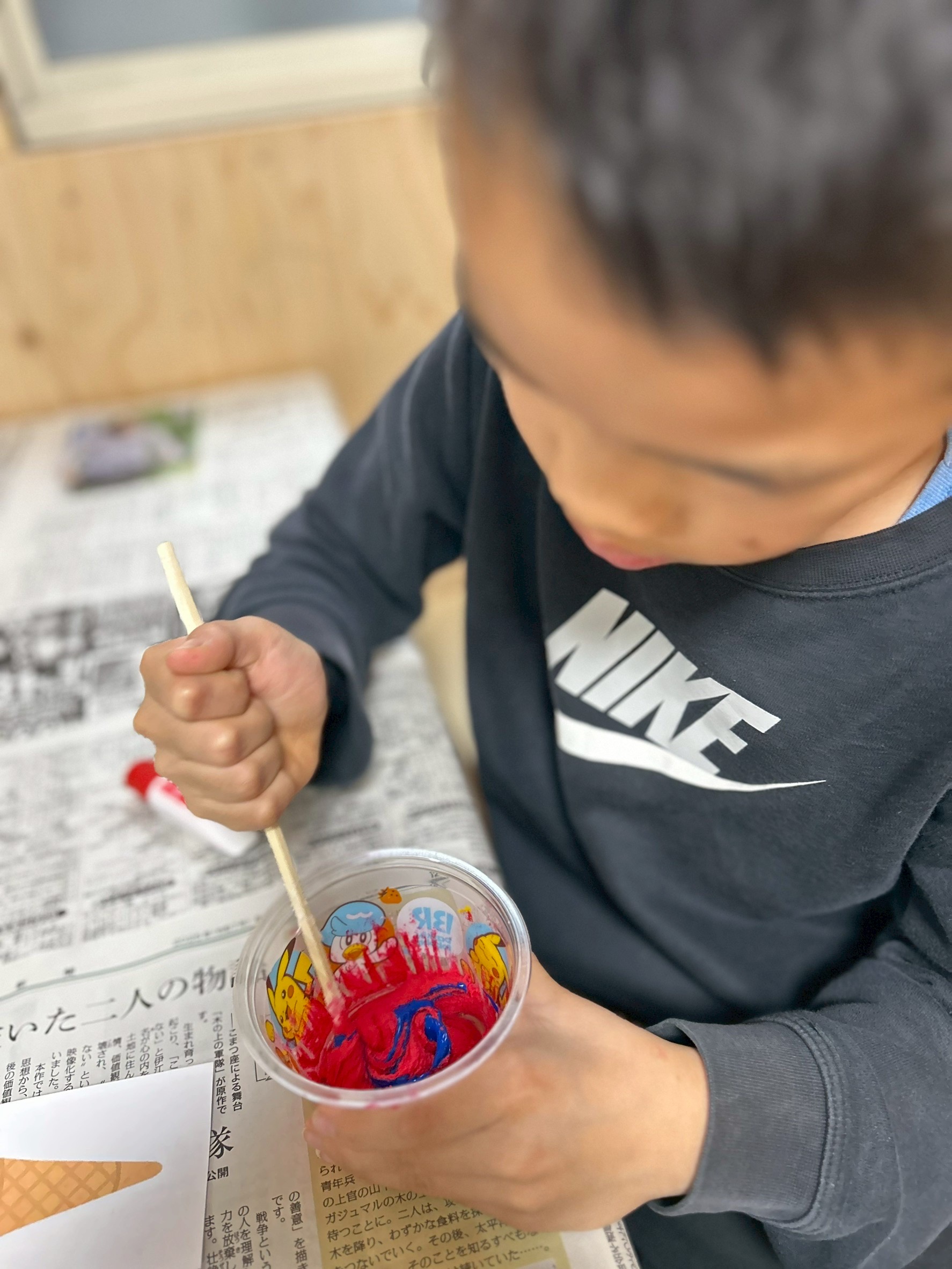 スレタンハウスで感覚遊びの準備。ボンド、絵の具、魔法の粉（重曹）が並ぶパティスリー開店の様子。