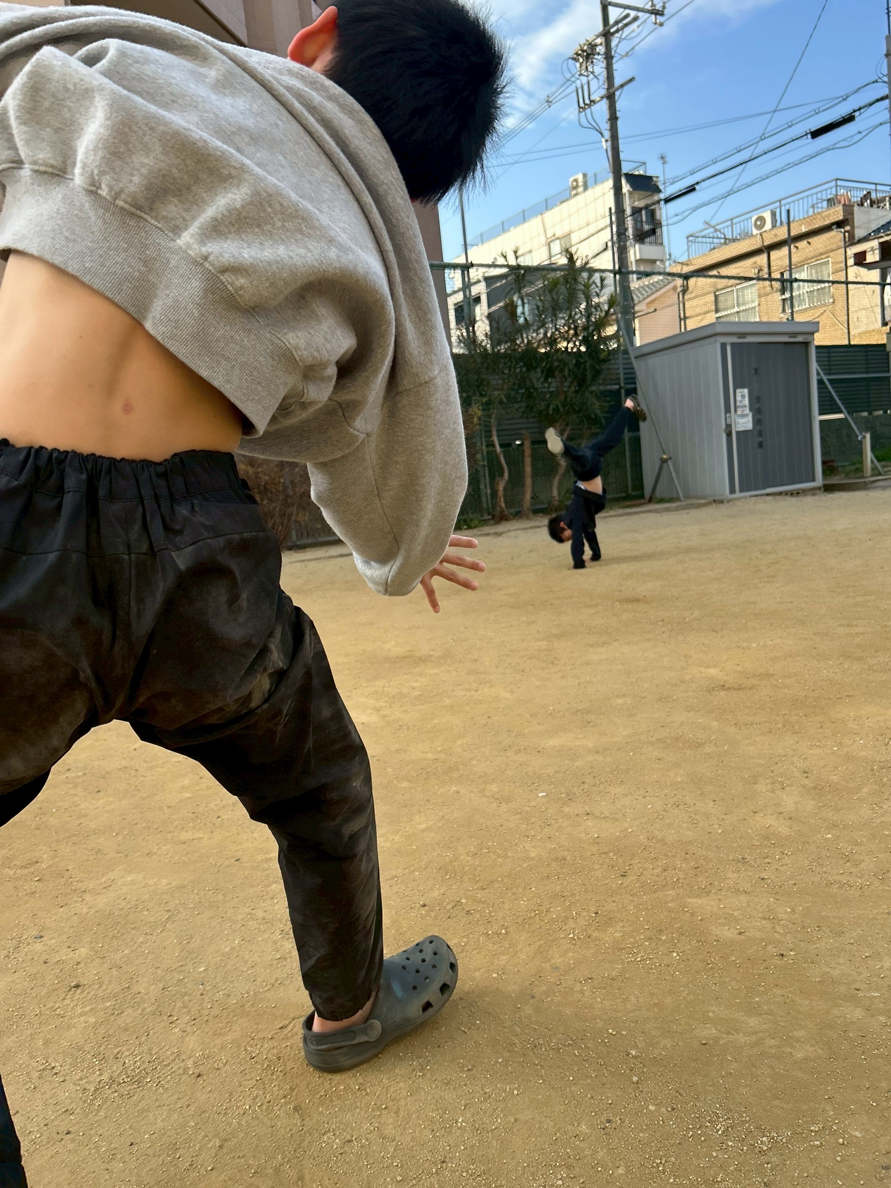 「青空を蹴る側転！」

グラウンドの真ん中で、手足を大きく広げて鮮やかな側転を決める一瞬。体幹の強さと、解放されたエネルギーを感じる1枚。