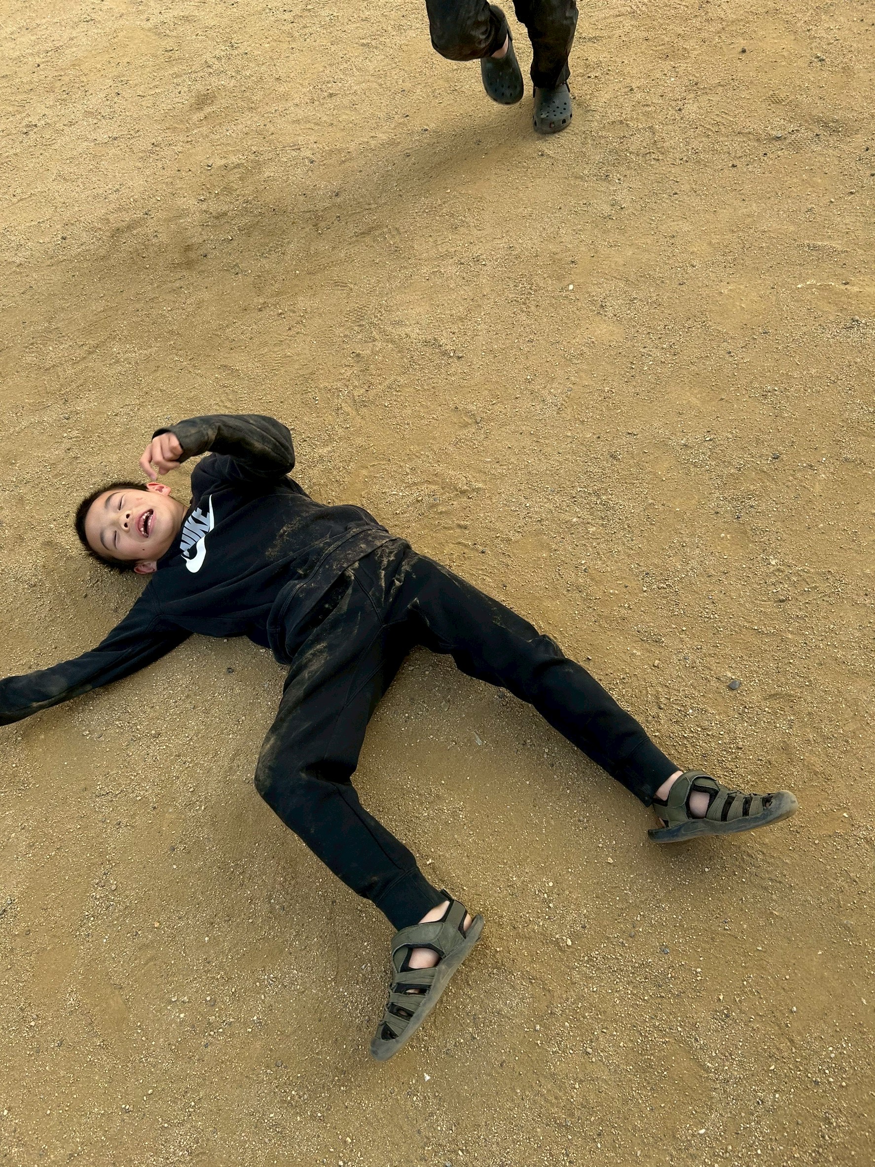 「砂埃と、ニヤリ顔。」

転んでも、服が汚れても関係ない！「やりきったぞ」と言わんばかりの、自信に満ちあふれた最高のドヤ顔。