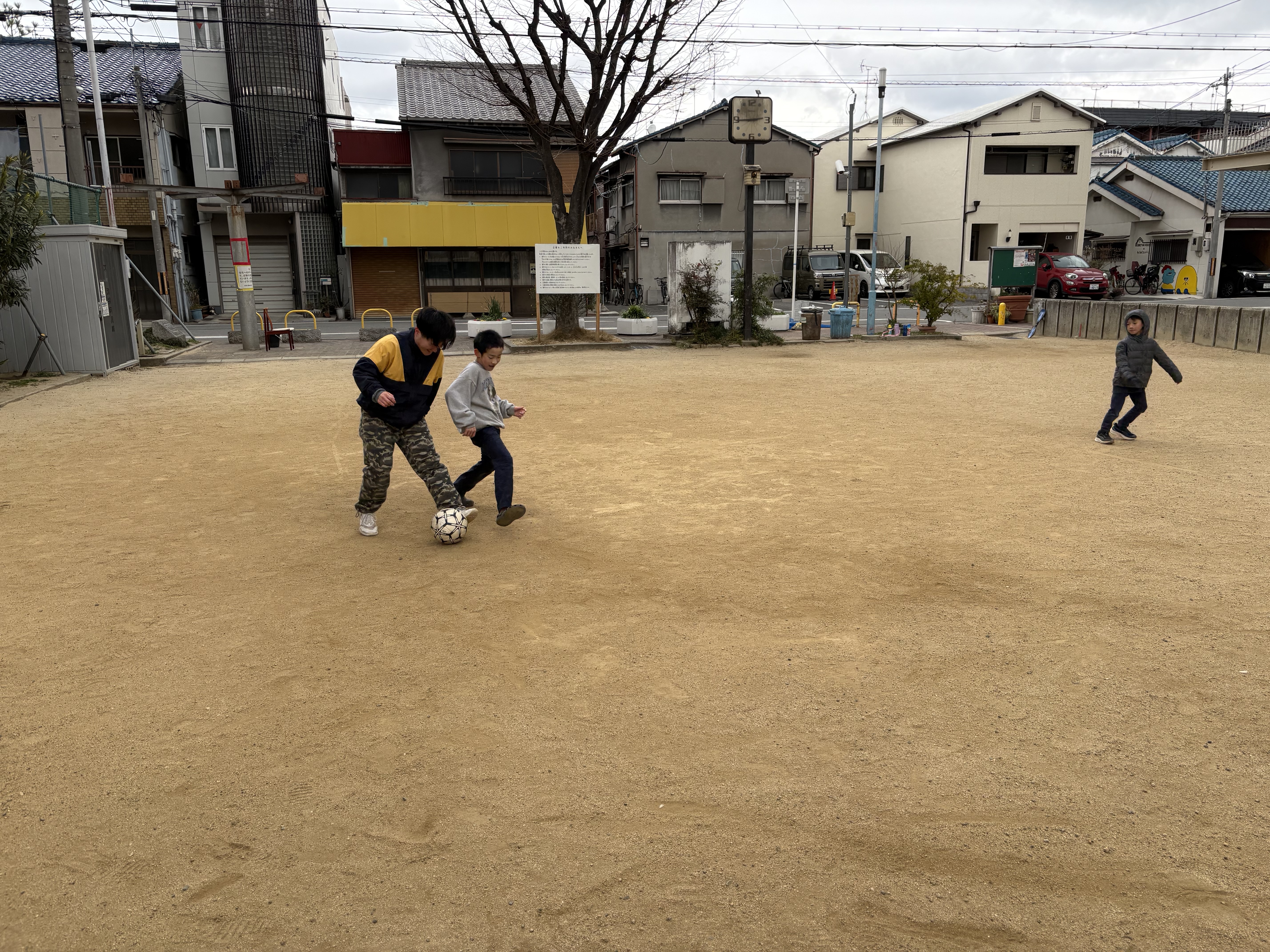 「外遊びのフィナーレ。」

満足感いっぱいでハウスへ戻る、泥だらけの靴とキラキラした瞳。