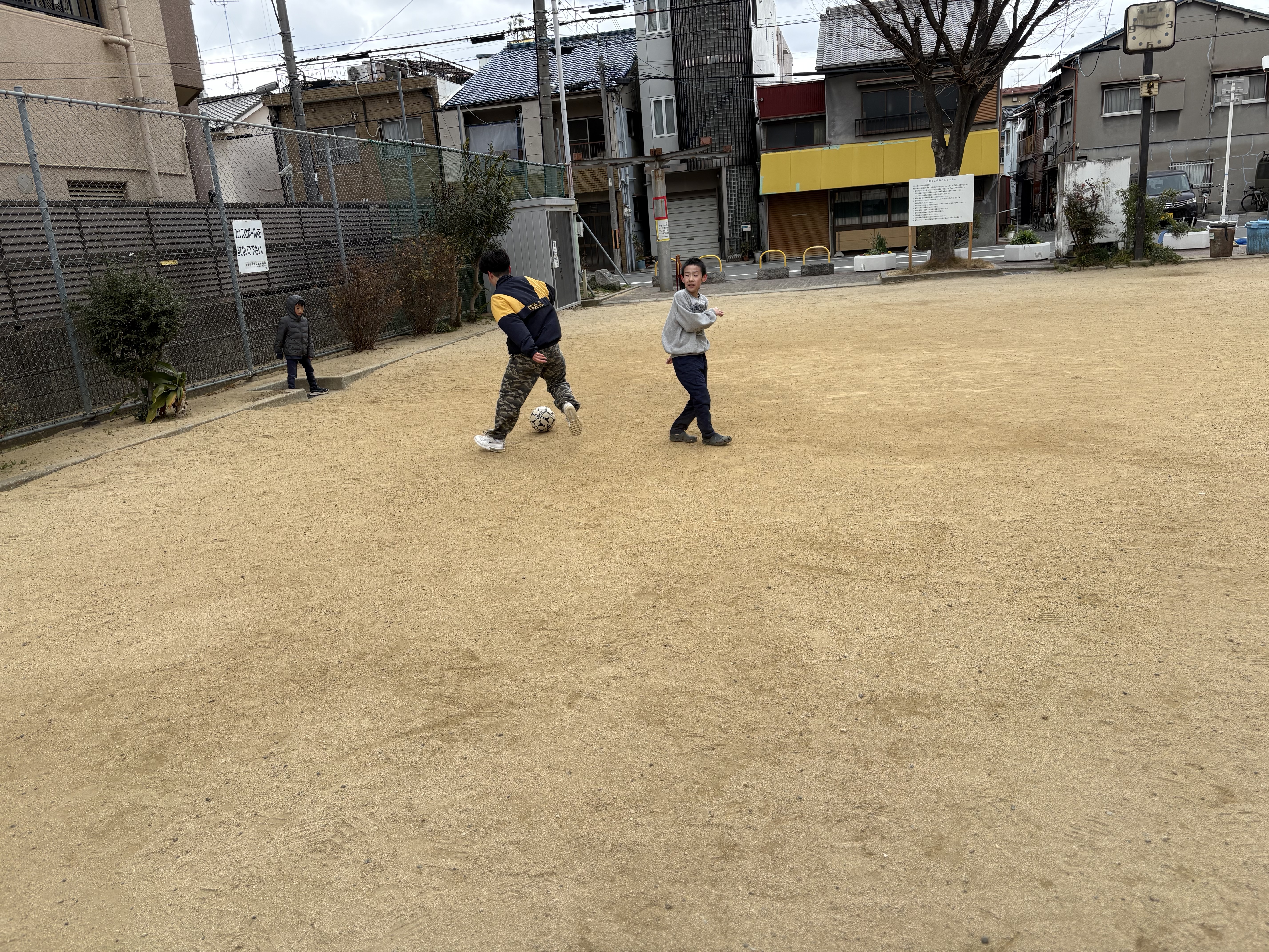 「泥だらけのストライカー。」

寒風を切り裂き、力強くボールを蹴り出す足元。跳ねた泥さえも、本気で遊んだ勲章です。