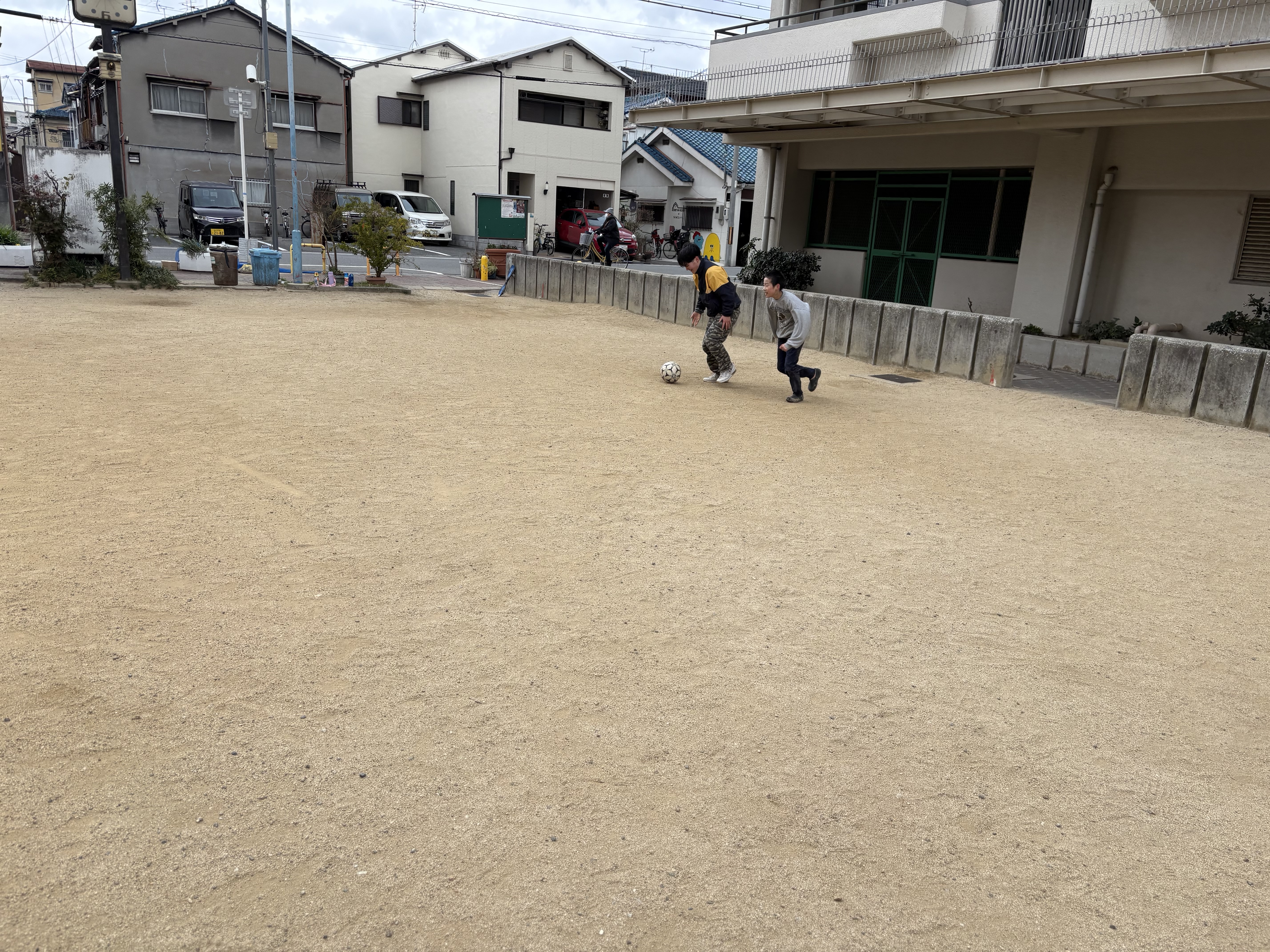 ダウンも脱いで、寒さなんて問題ない。とにかくボールを追いかけることに集中する子供たち。