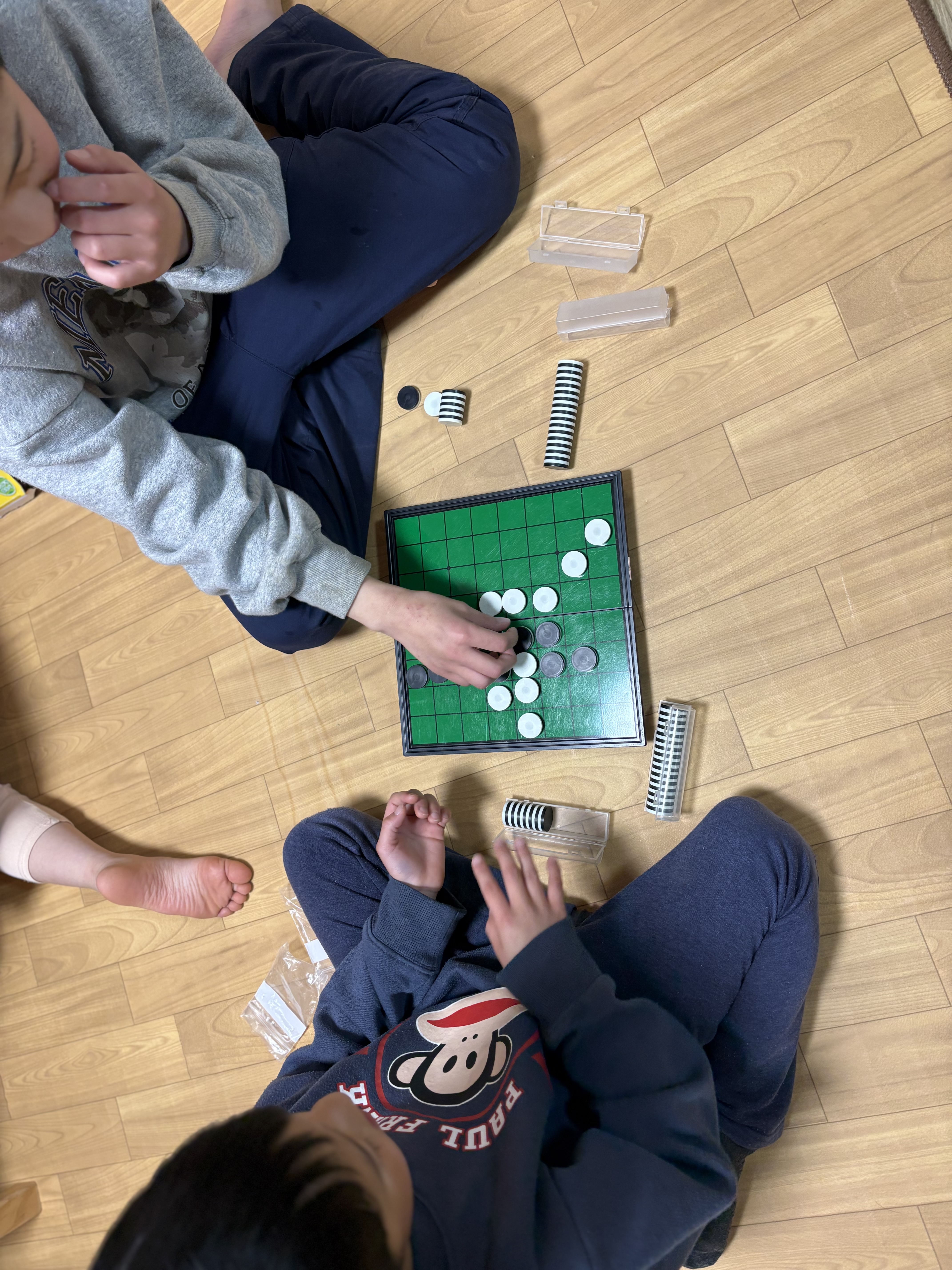 「思考のスイッチ、オン。」

暖かい室内で、ボードゲームを囲む静かな時間。外の喧騒とは打って変わり、盤面をじっと見つめる深い集中。