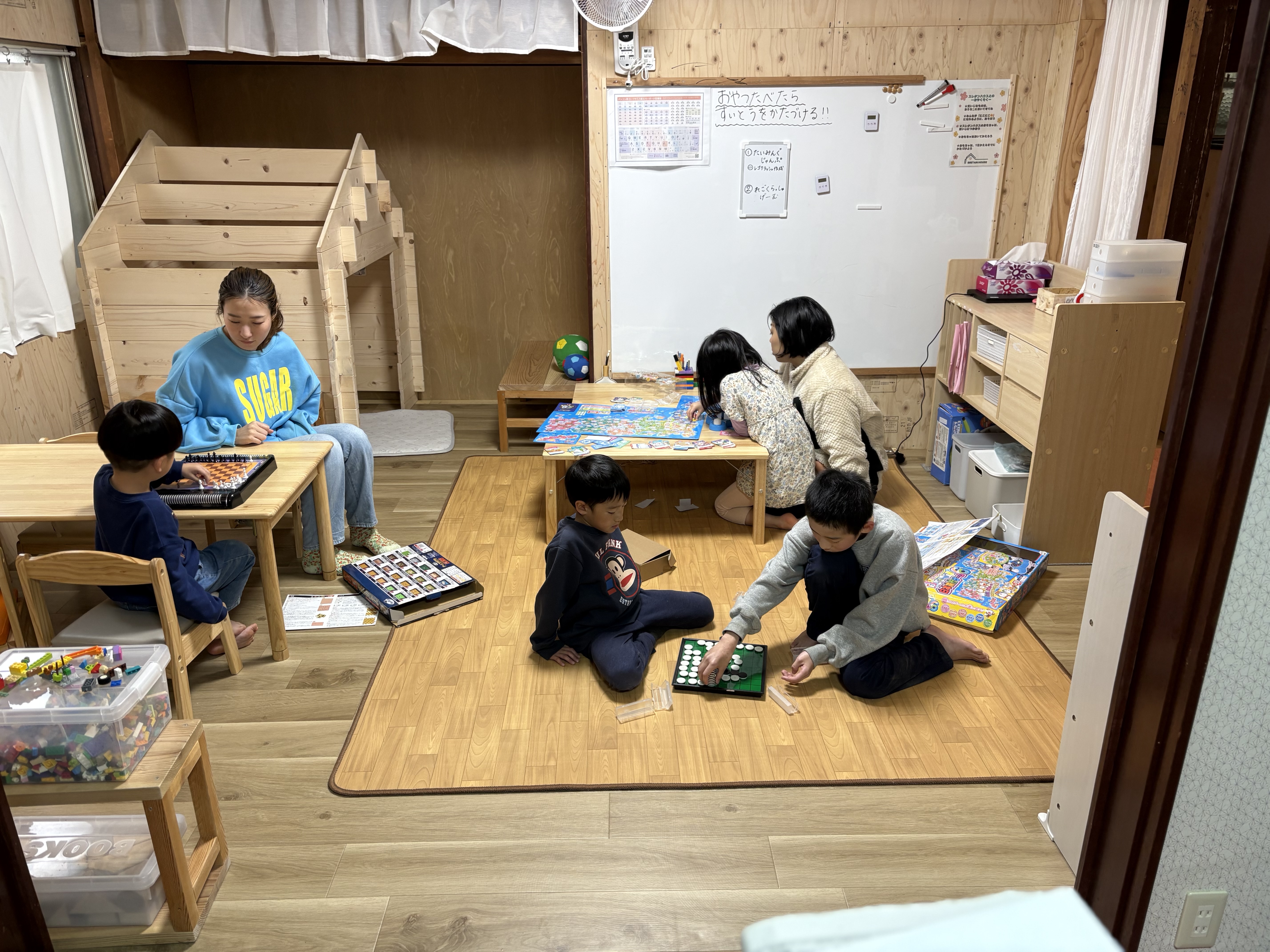 「動と静のバランス。」

遊び疲れてリラックスしつつも、充実した顔でボードゲームを楽しむハウス全体の温かい風景。