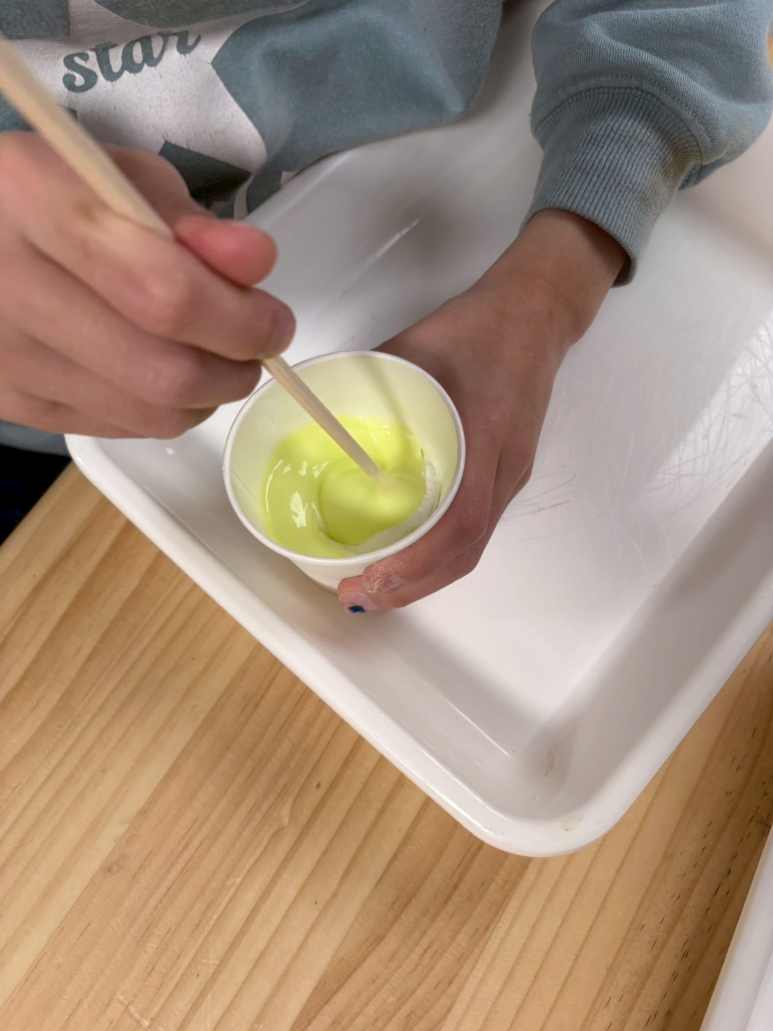 混ぜるとアイスクリームみたいになってきたと、目にみえるものと、棒から伝わる感覚を楽しむ様子。