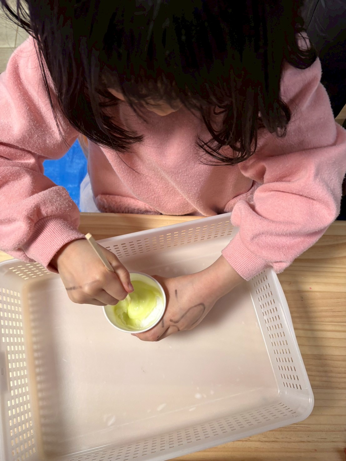 もっとリンス入れて欲しい。いっぱいかき混ぜてるよと、得意げに教えてくれる女の子。