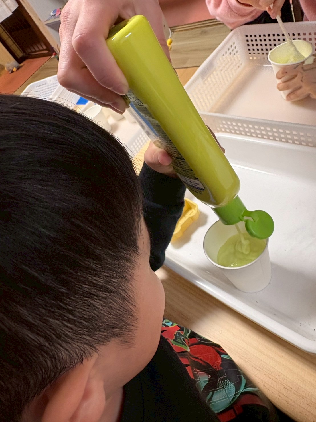 「雪のような、不思議な物体。」

完成したシャーベットのアップ。真っ白で、フワフワしているけれど、どこか重みを感じる質感。