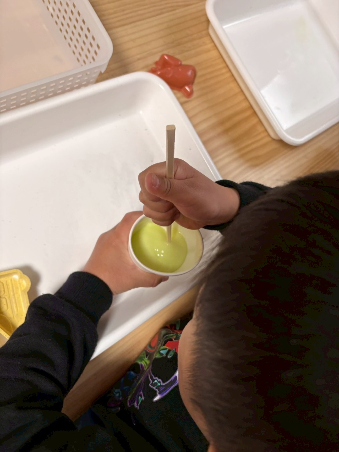 なんか気持ちいいと笑顔で見せてくる男の子。