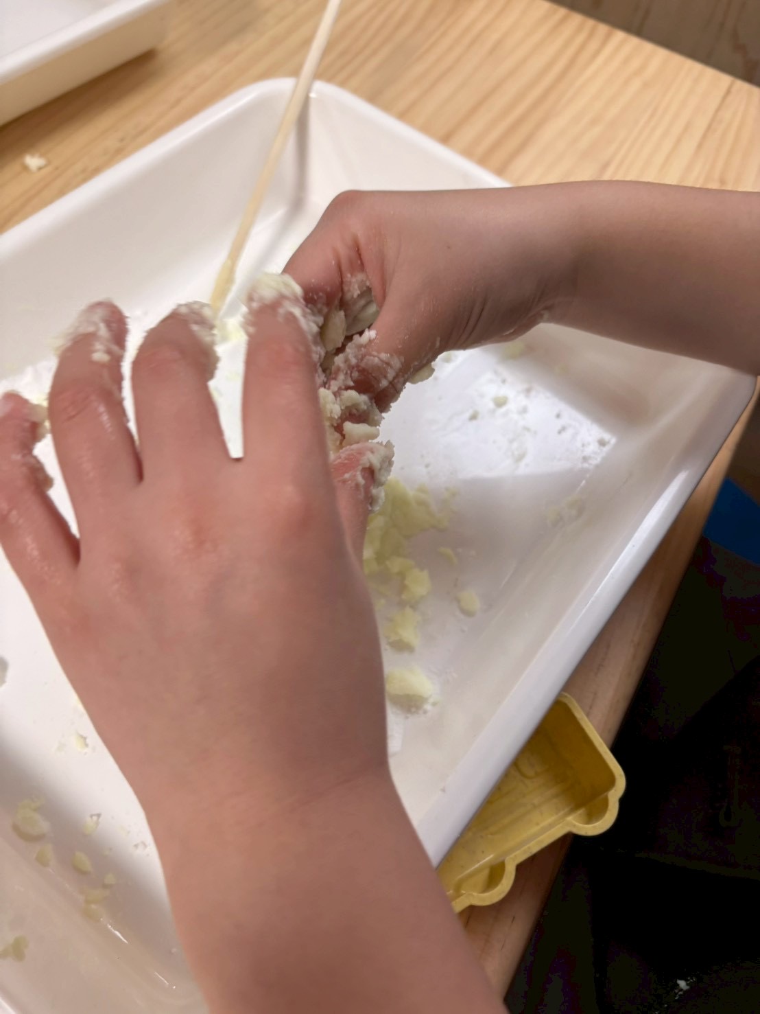 「自分から、ダイブ！」

不安が消え、両手で思いっきりシャーベットを握りしめる、積極的な「やりたい！」の爆発。