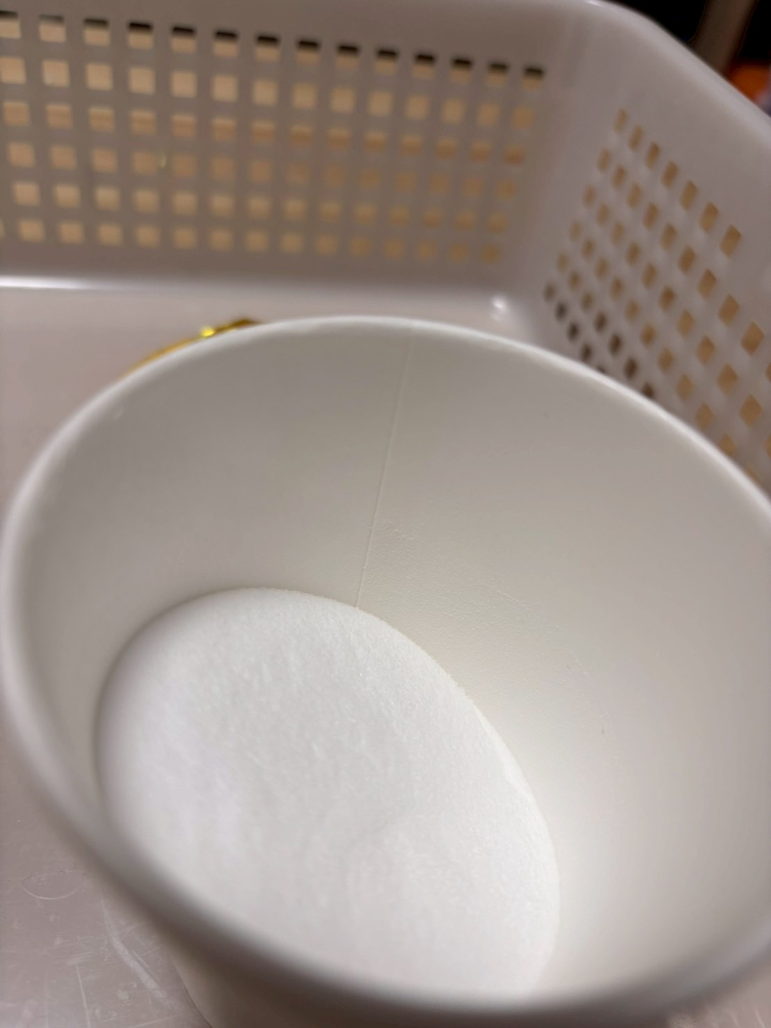 重曹とリンスを用意している時に、子どもたちが今日は何するん！！と興味を持って近づいている様子。