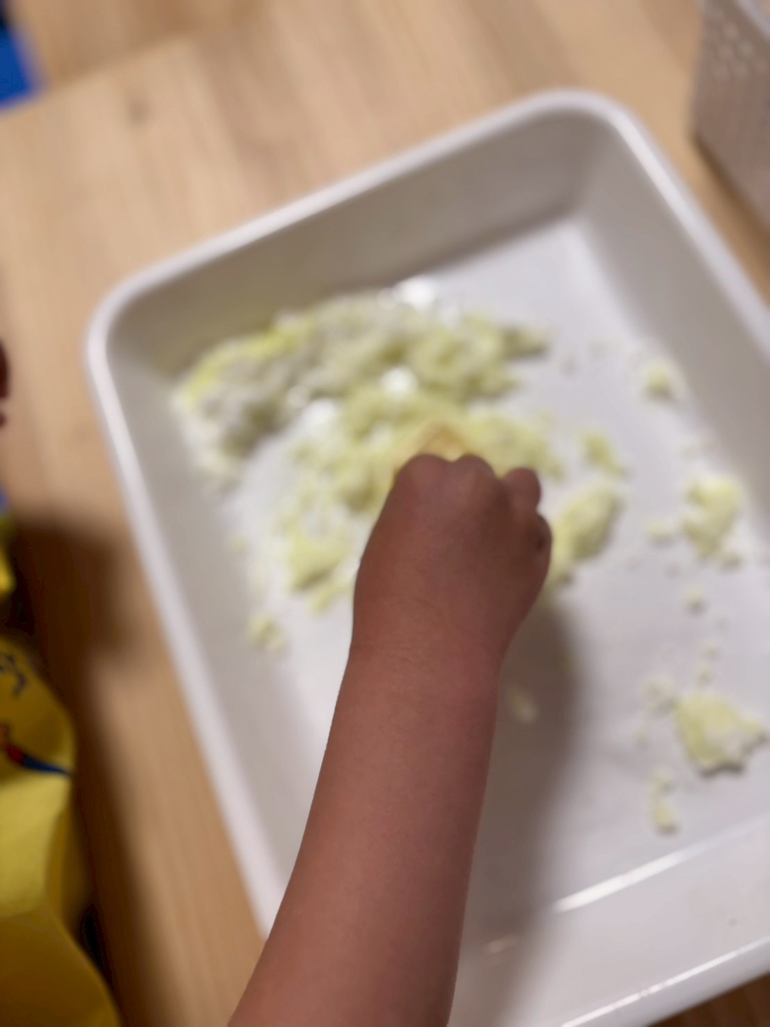 「あ、大丈夫かも……！」

指が沈み込む不思議な感覚に、「痛くない、むしろ気持ちいい」と気づき、表情がパッと明るくなる瞬間。