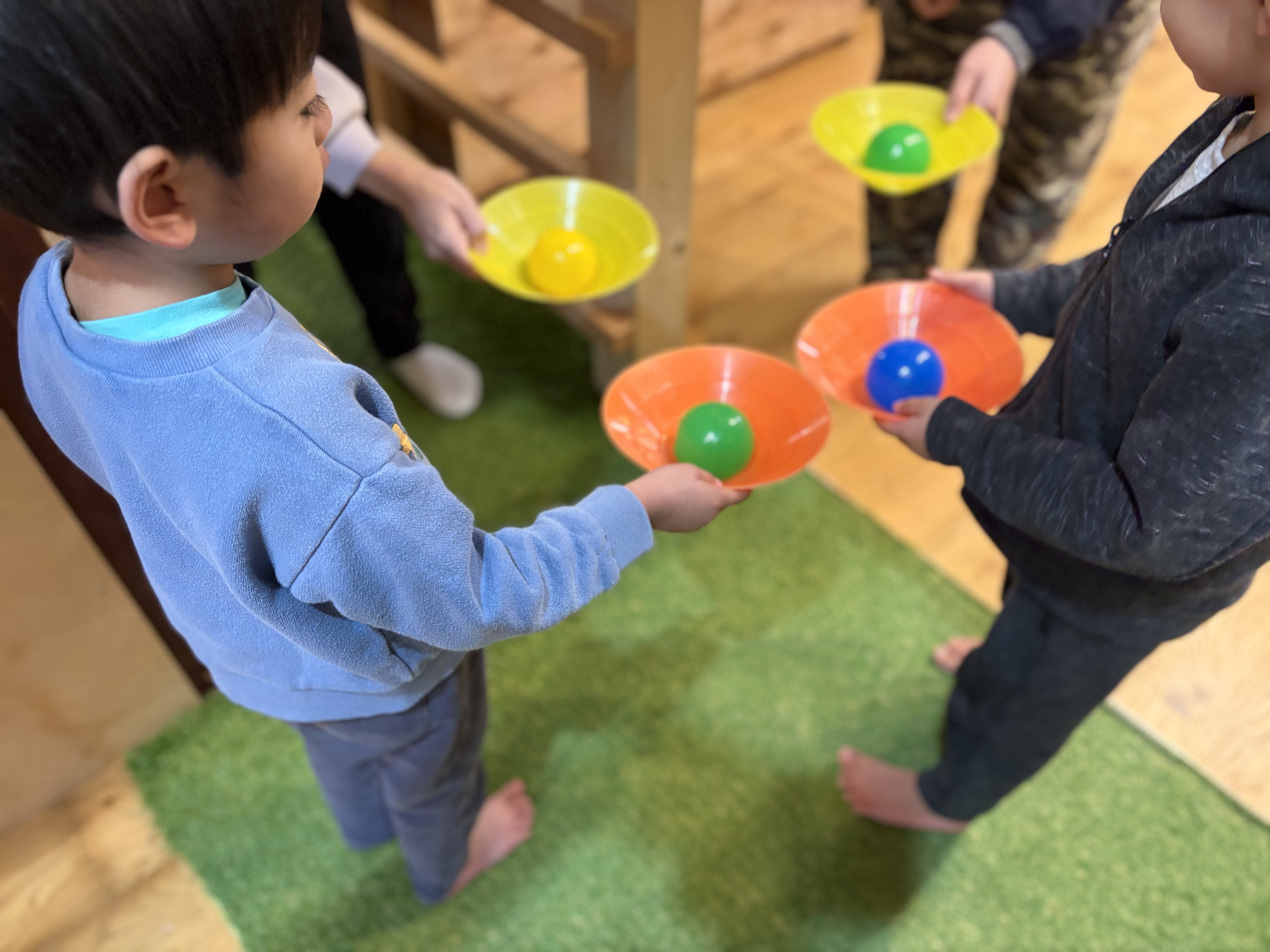 「守る、攻める、見極める。」

自分のボールを足元にキープし、相手の動きをじっと観察する真剣な眼差し。