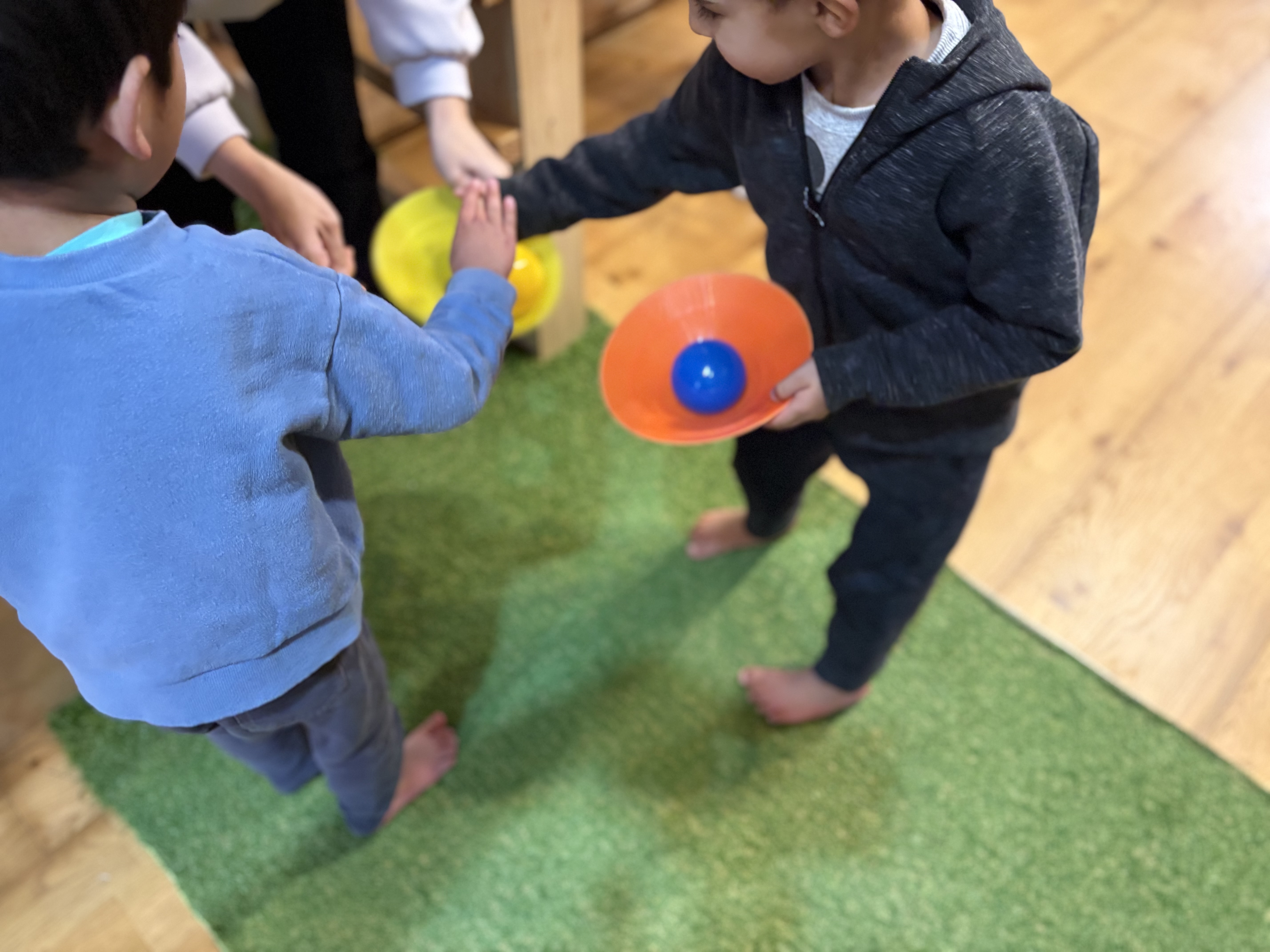 「静から動へのスイッチ！」

一瞬の隙を突いて、相手のマーカーを落とそうと踏み出す躍動感あふれる足元。