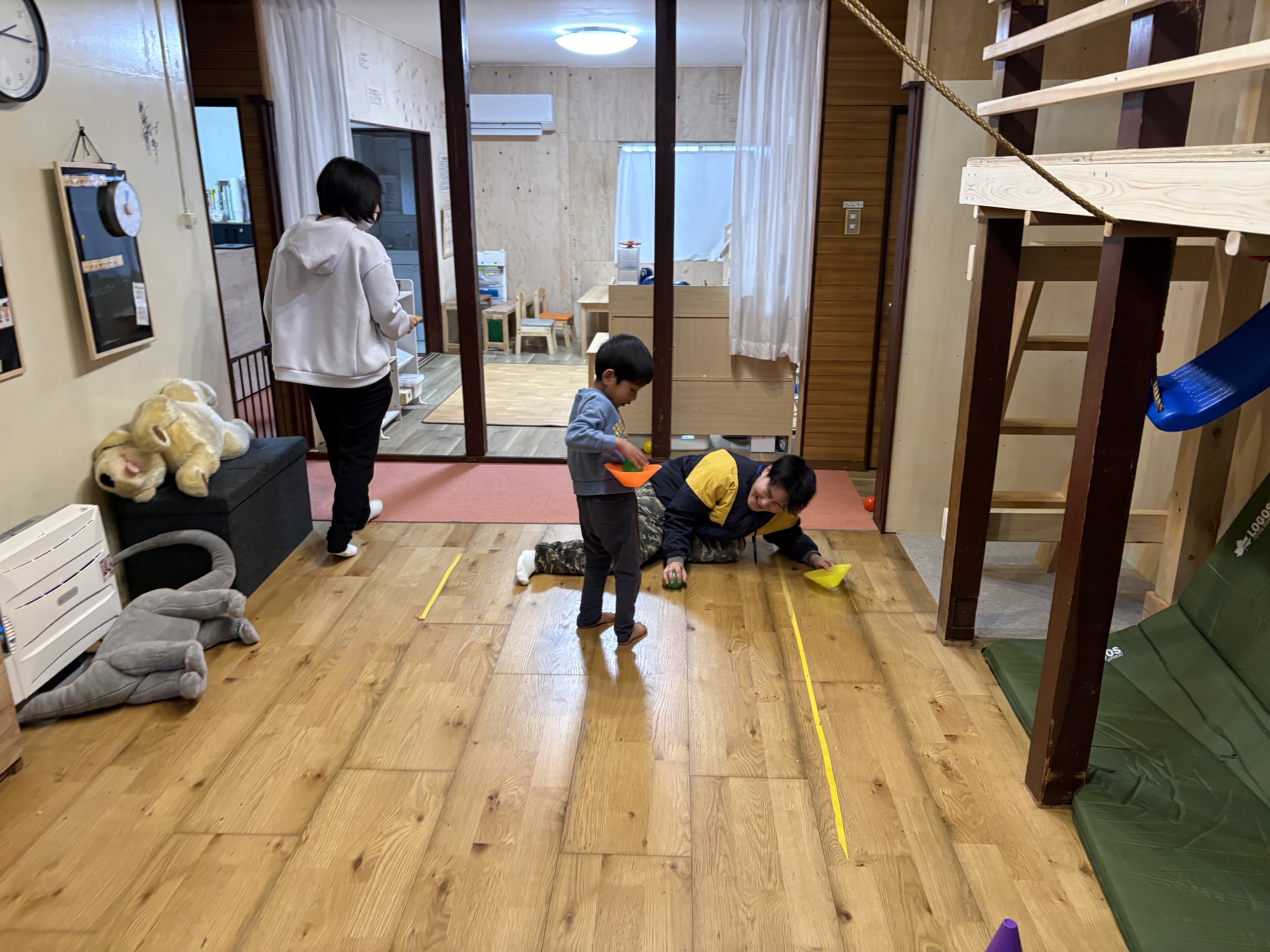 スタッフが真剣に焦眉している中で、勝利する子どもと、悔しがるスタッフシゲちゃん！！