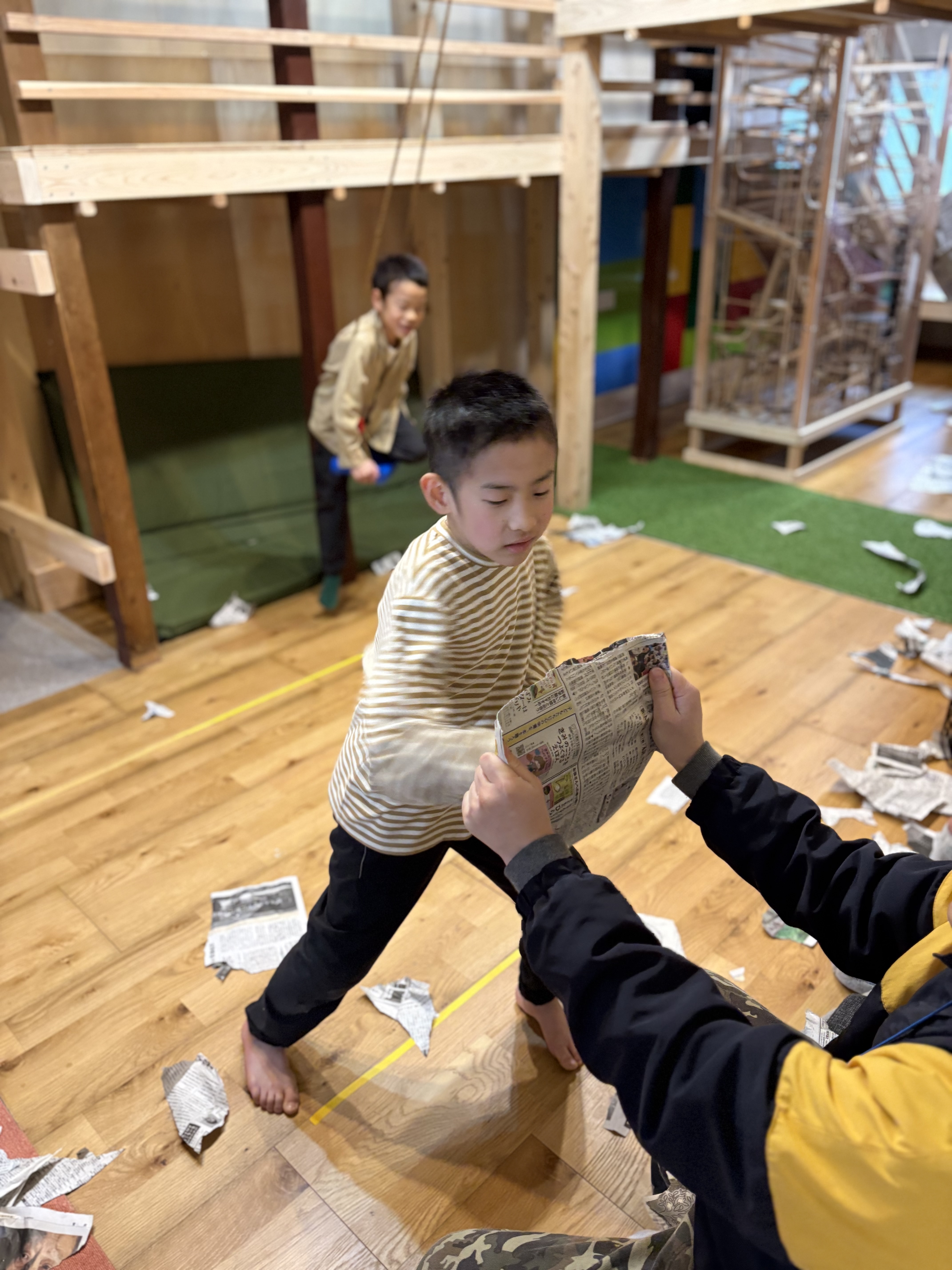 「突き抜けた拳と、弾ける笑顔。」

破った後の高揚感！「できた！」という手応えを肌で感じ、満面の笑みを見せるお子様。