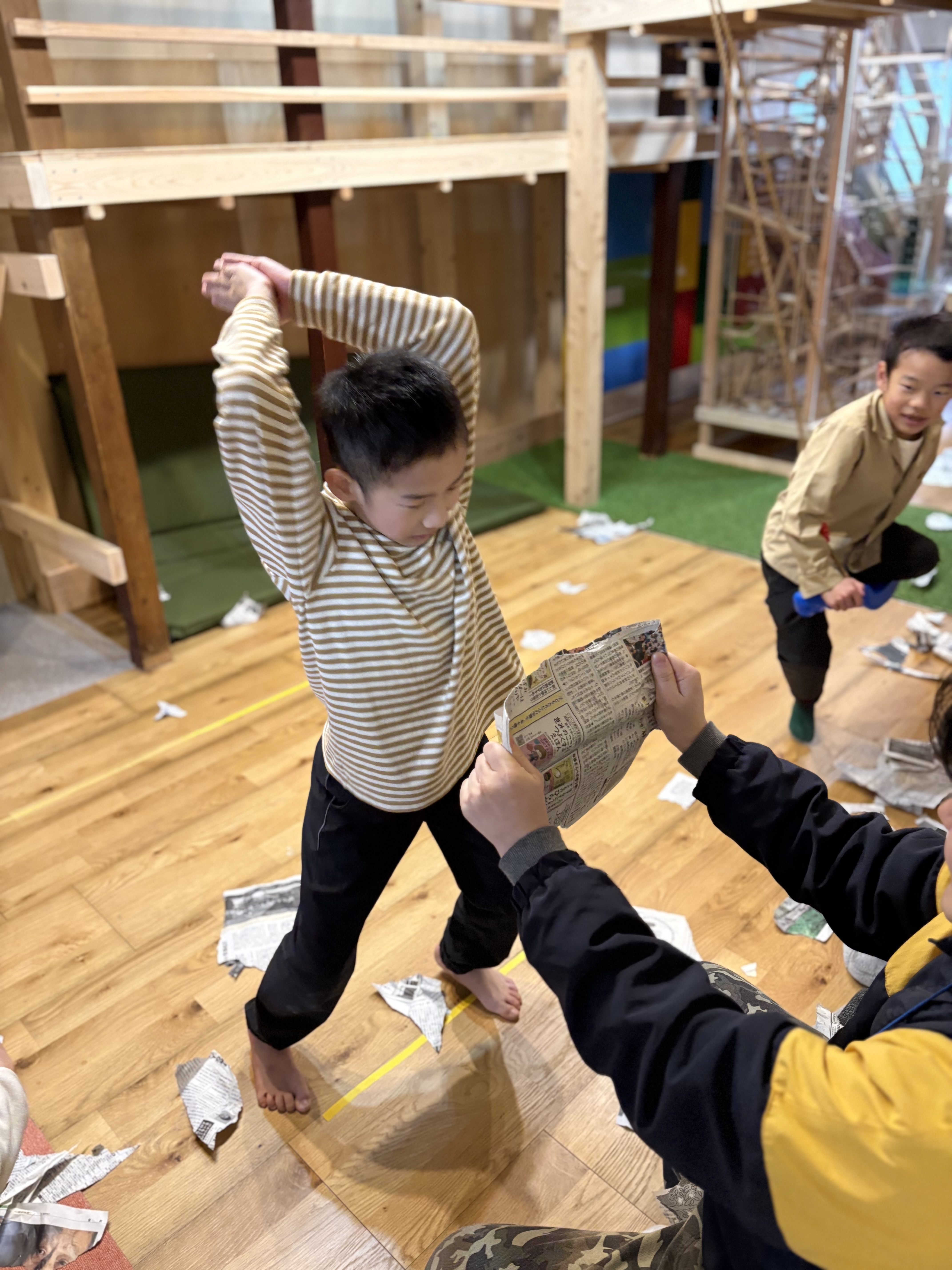 「小さな『できた！』を宝物に。」

破った新聞紙を持って、誇らしげにカメラ（スタッフ）へ見せてくれる自信に満ちた瞳。