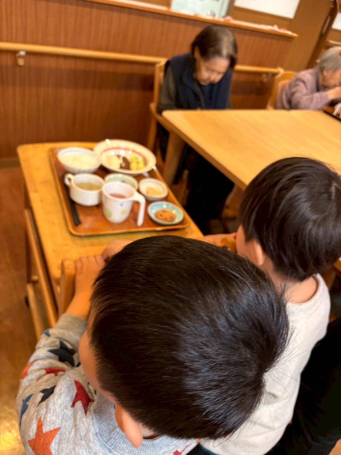 「そっと、配膳の瞬間。」

お皿を置くときの繊細な力加減。指先の微細運動が、「誰かのために」という気持ちでさらに研ぎ澄まされます。