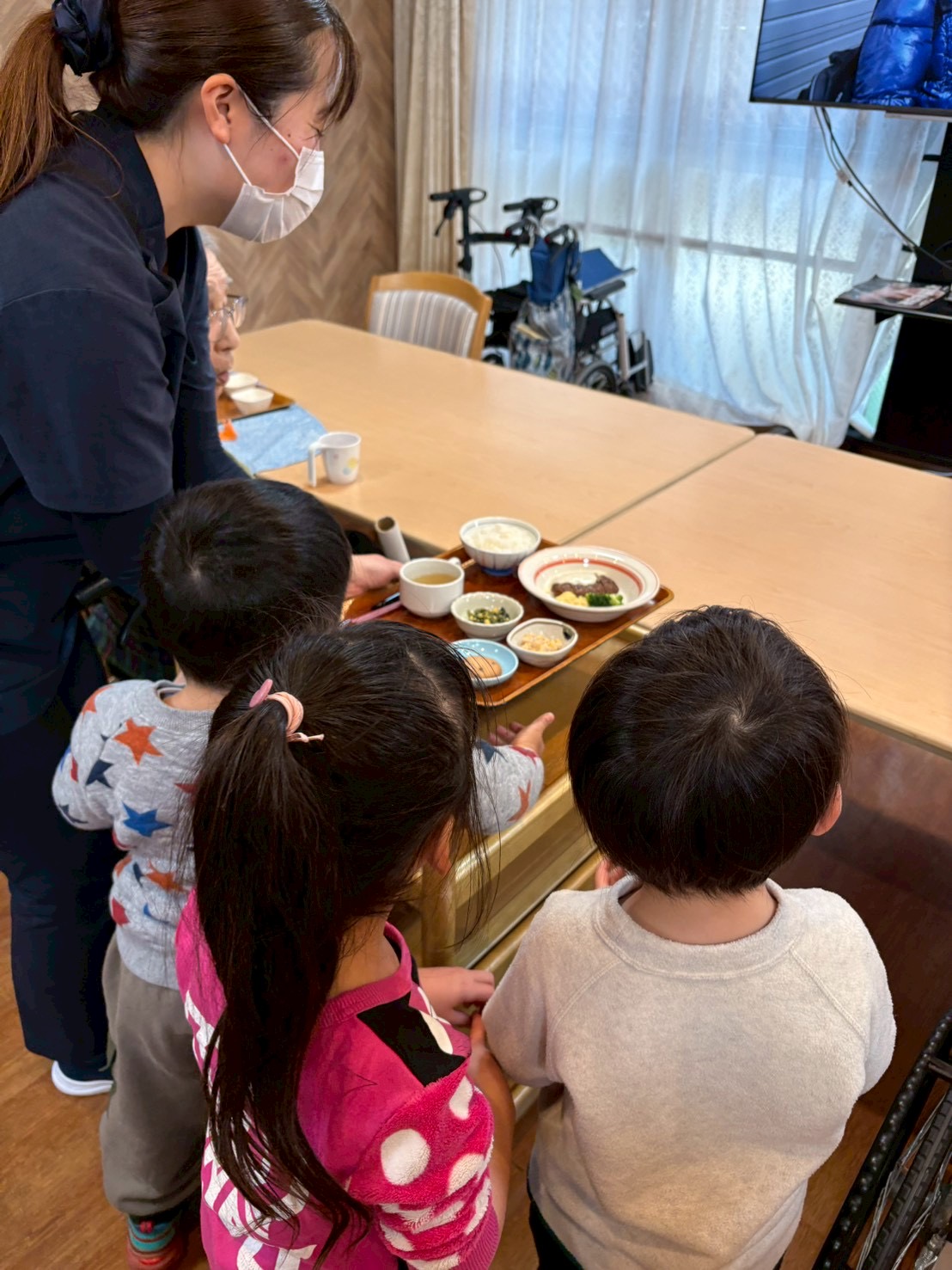 「慎重に、トレイを運ぶ手元。」

汁物をこぼさないよう、脇を締めてしっかりトレイを持つ指先のアップ。集中力が全身に宿っています。