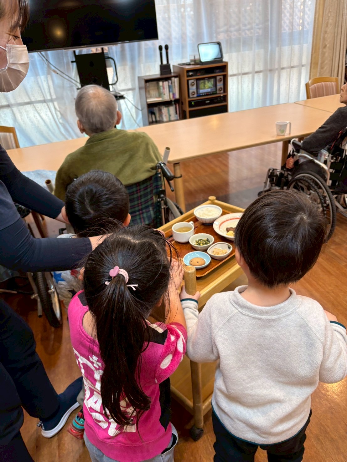 「一歩ずつ、バランスの修行。」

体幹を意識して、お年寄りのテーブルまでゆっくりと確実に進む、頼もしい後ろ姿。