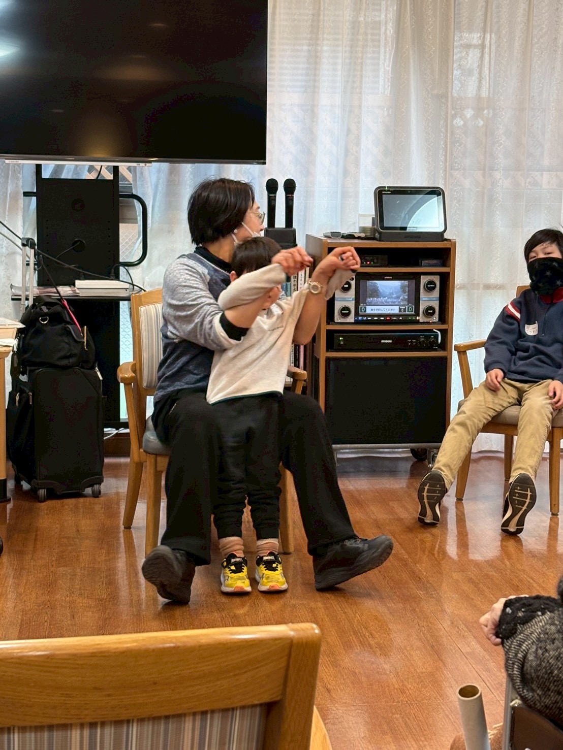 「優しさのリズム、合同体操。」

お隣の方の動きをチラッと見ながら、あえてゆっくりと腕を伸ばす子ども。自分のパワーを「抑制」する高度な身体操作。