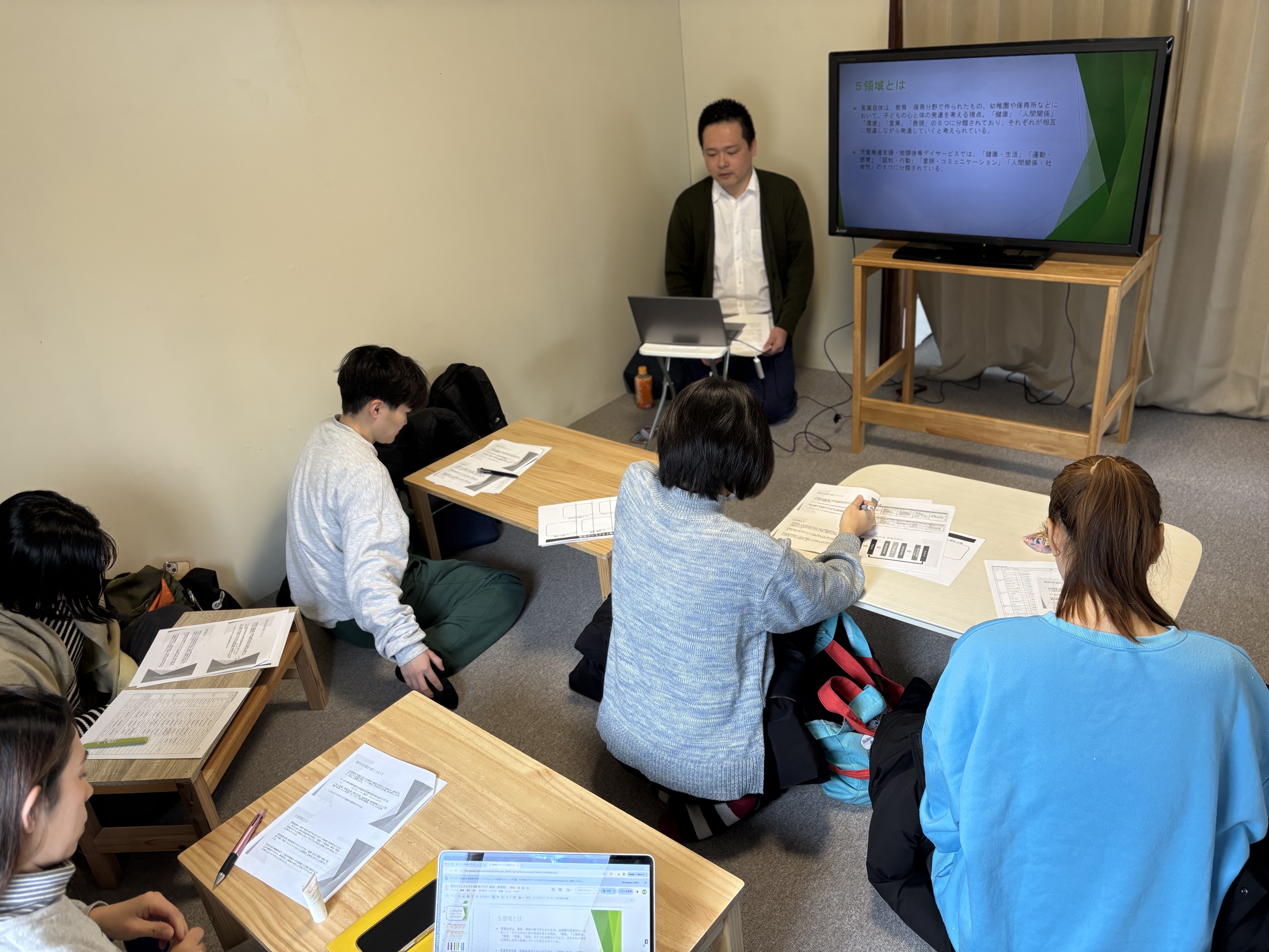 「真剣な眼差し、学びの熱気。」

講師・大崎さんの言葉を一言も漏らさぬよう、資料にメモを取りながら聞き入るスタッフ一同。スレタンハウスの「わくわく」を支える、プロとしての真剣な表情。