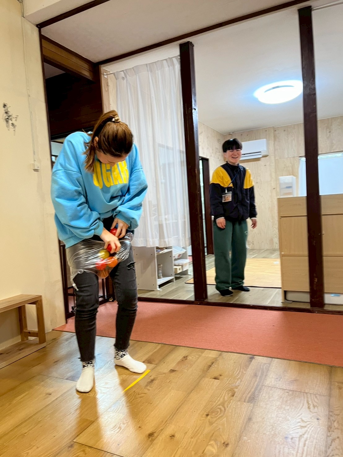 「悲劇（！？）の試着タイム。」

「巨大」なはずのゴミ袋パンツに足を通そうとして、あまりのピチピチ具合にスタッフが顔を見合わせて苦笑いしている決定的瞬間。