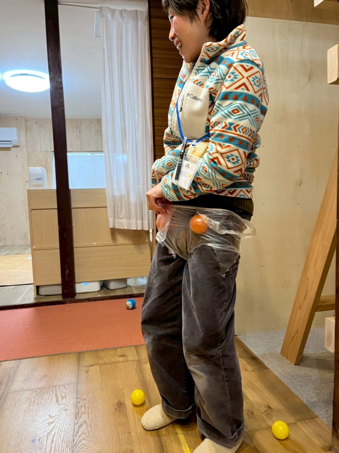 カサカサ動く、カラフルな宇宙人。」

パツパツのパンツを履いたスタッフが、破れないように慎重に、かつ滑稽に動く姿。そのシュールな光景に、周りの子どもたちが指を差して大爆笑しているシーン。