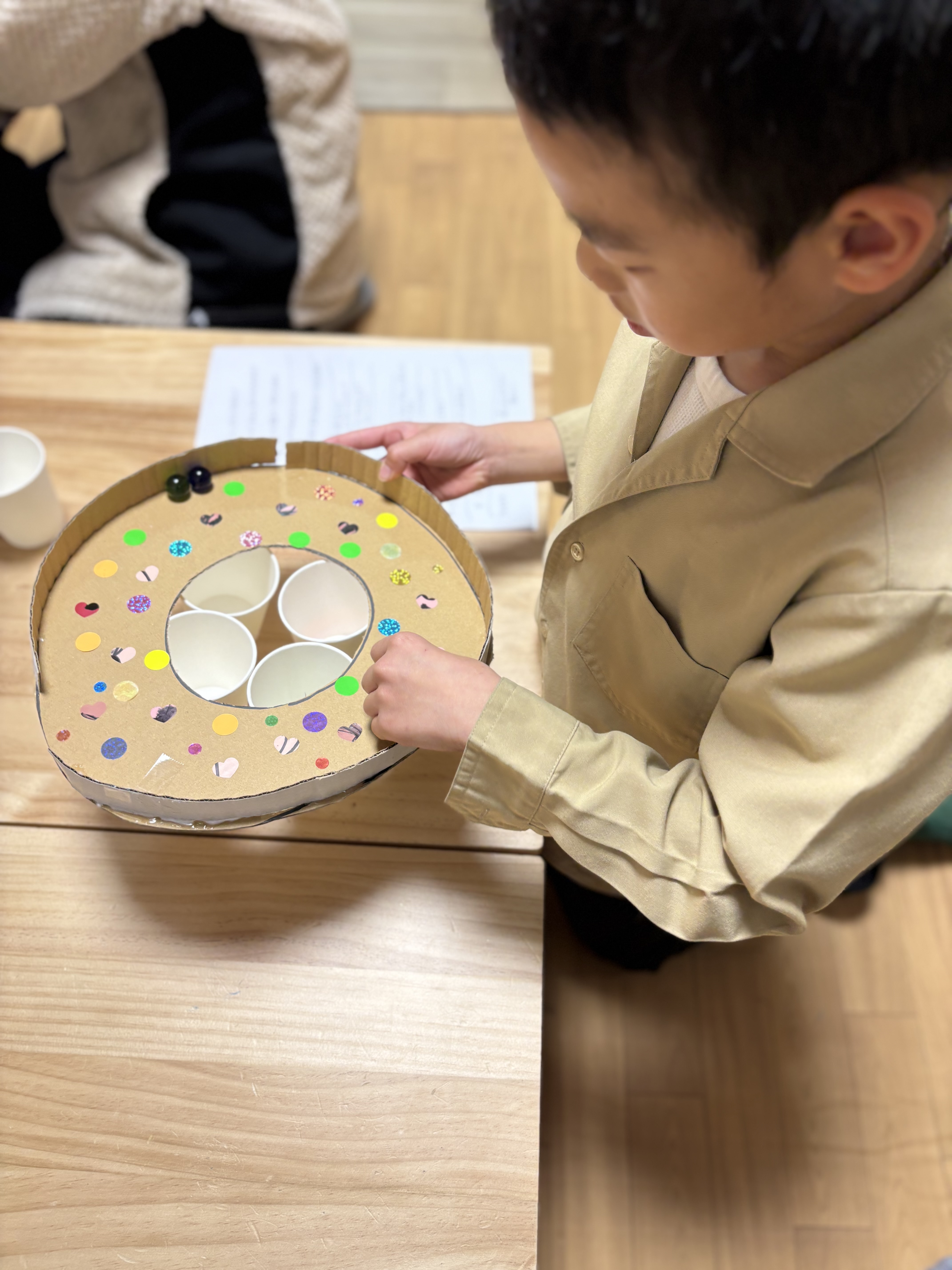 「自分だけのルール、発見！」

「色ごとに分ける」という独創的な遊び方に没頭する、キラキラした横顔。