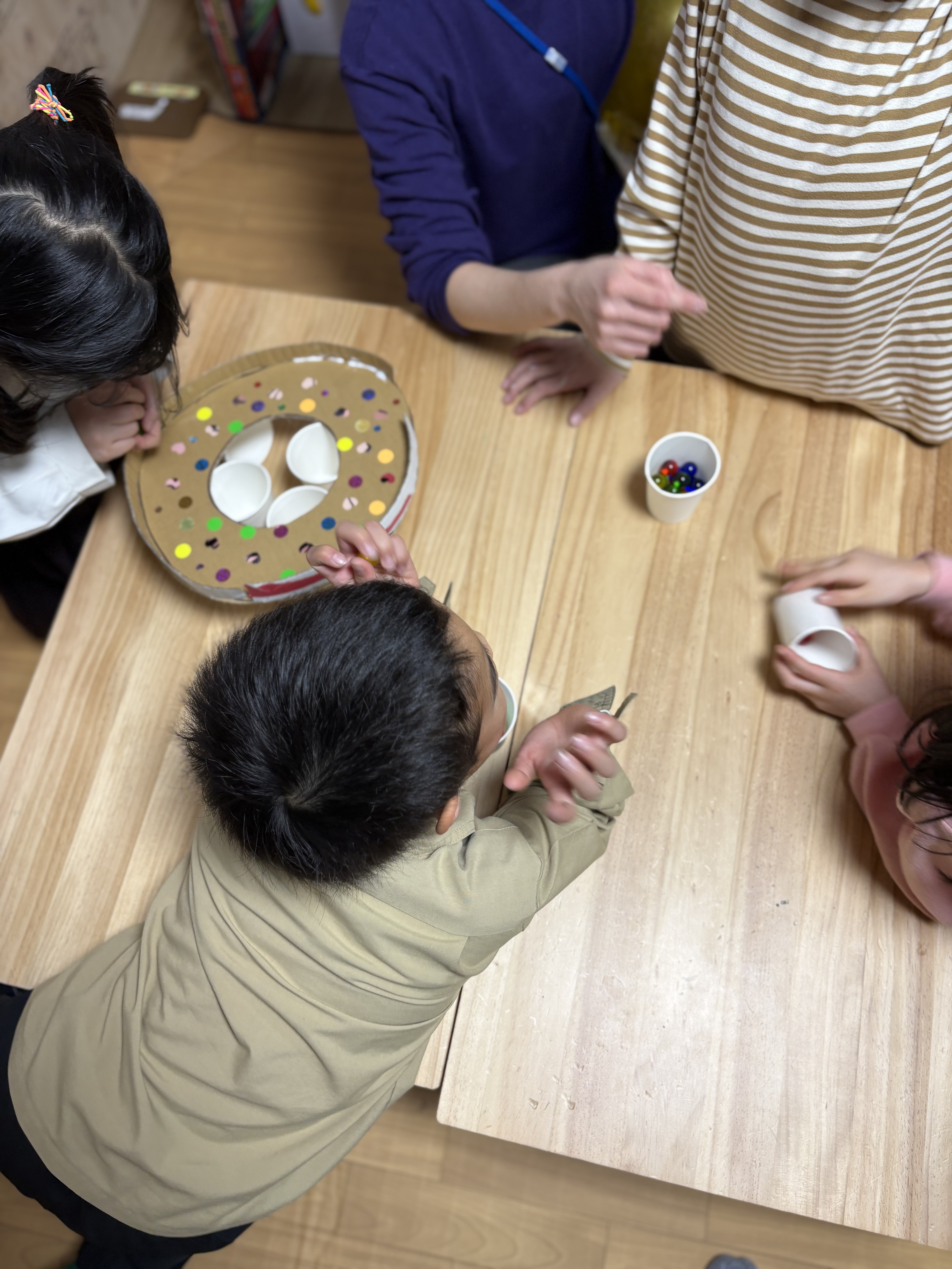 「公平なルールの相談。」

「次は誰？」という場面で、子どもたちが顔を見合わせて「じゃんけんにしよう」と話し合う瞬間。