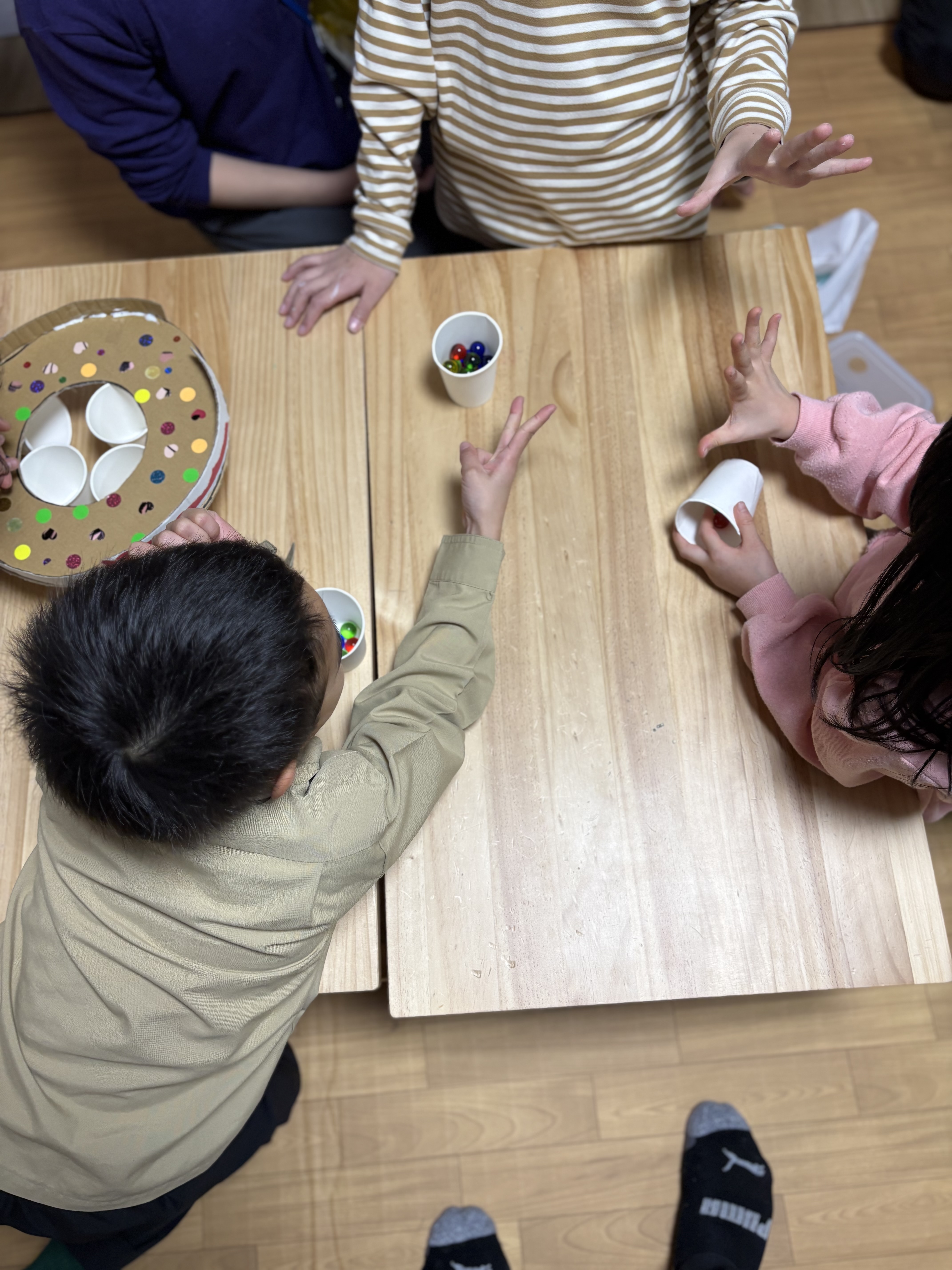 「最初はグー！」

みんなで一斉に手を出し、自分たちで決めたルールで順番を決める、自立した関わりの1枚。