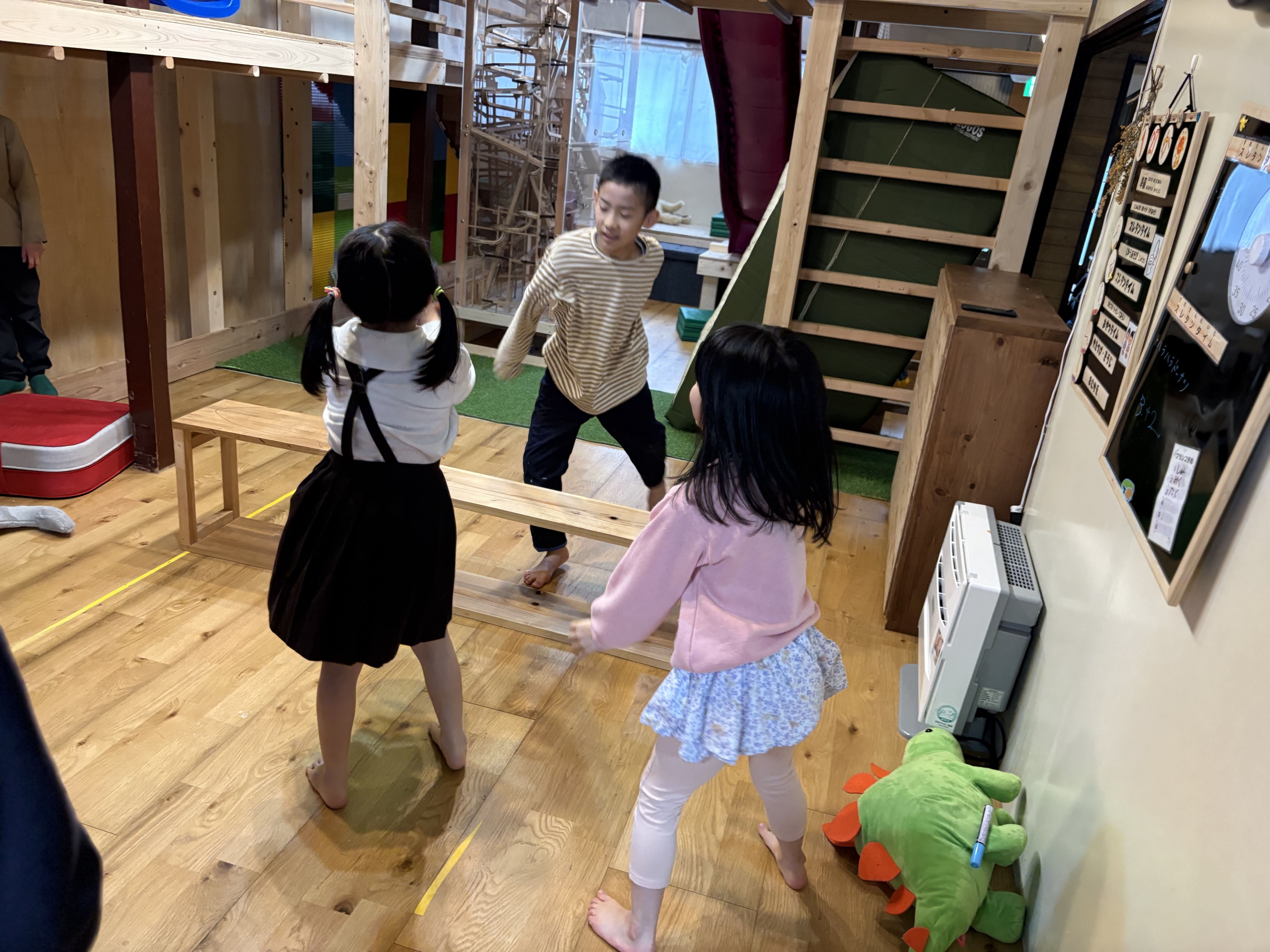 「スレタン憲法の制定中。」

風船を囲んで「足はダメ」「3回まで」と、みんなが納得できるルールを話し合う、小さな法律家たちの会議。