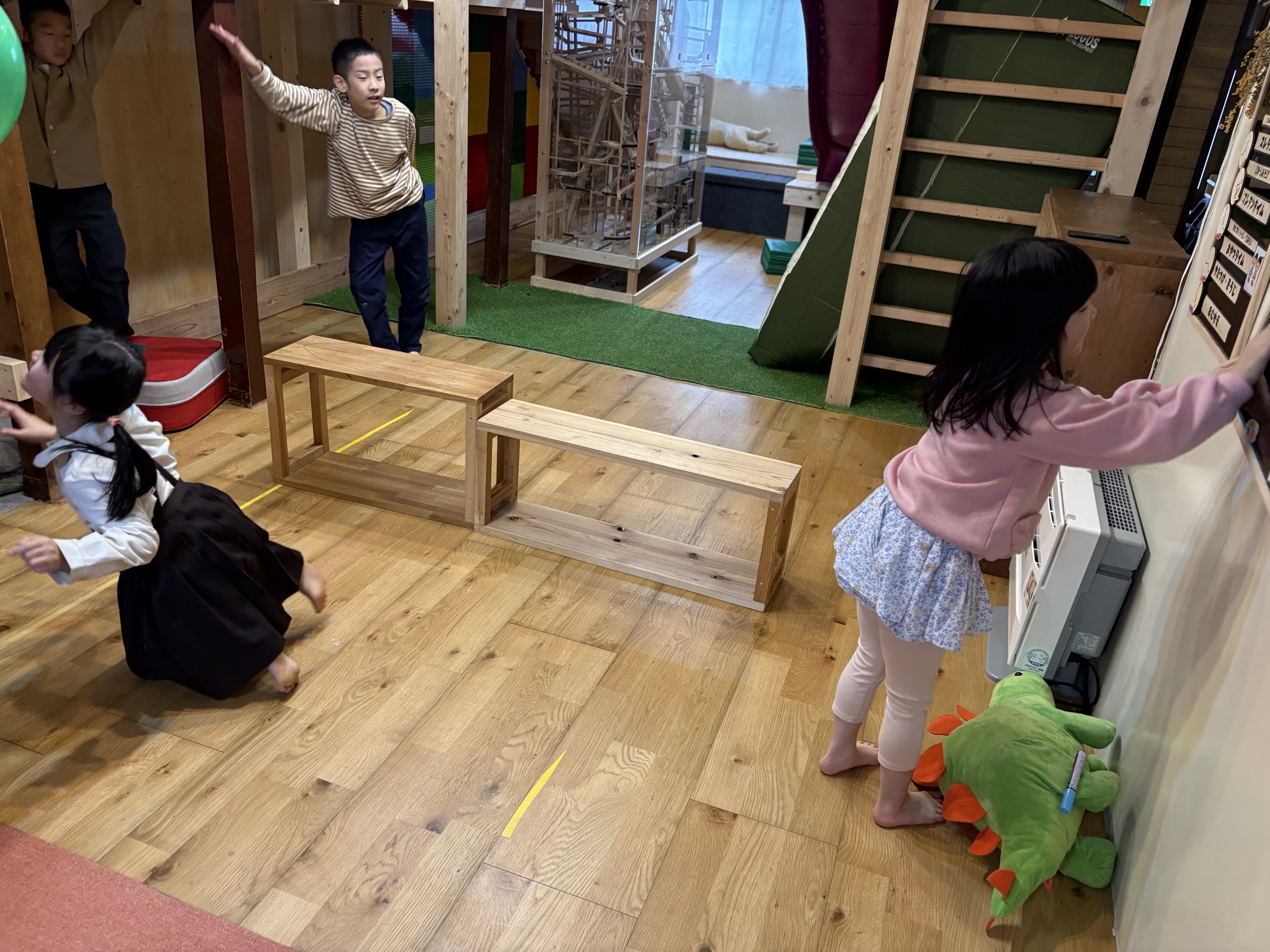 「自分たちのコートは、自分たちで作る。」

事業所の棚を協力して動かし、「ここがネットね！」とコートの境界線を決める真剣な後ろ姿。創造力が形になる瞬間。