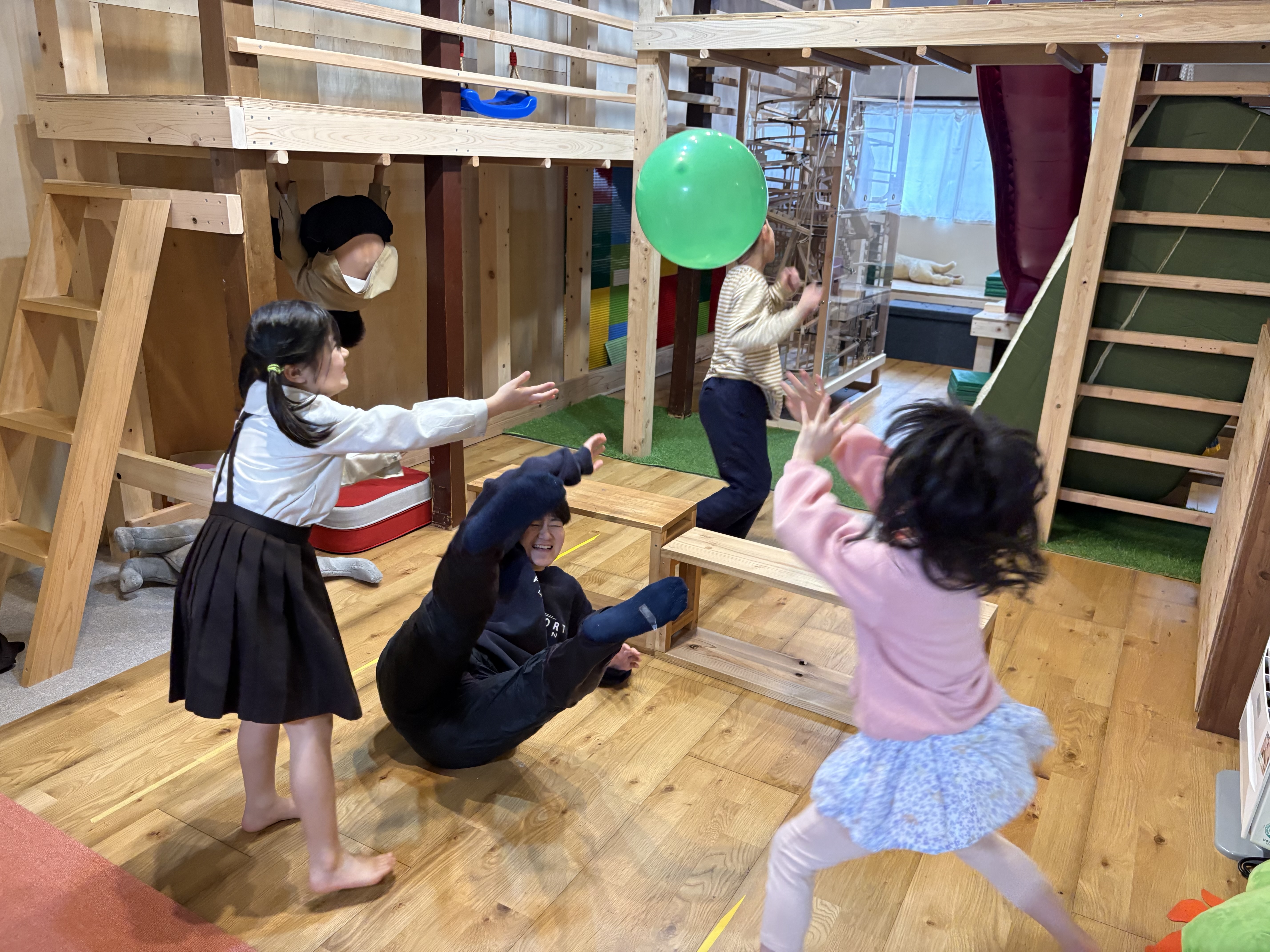 しげちゃん、重力を超えた（！？）ダイブ！」
> ボールを追いかけて床に滑り込むスタッフしげちゃんの、躍動感あふれる（＆ちょっぴりシュールな）フライング・ショット！