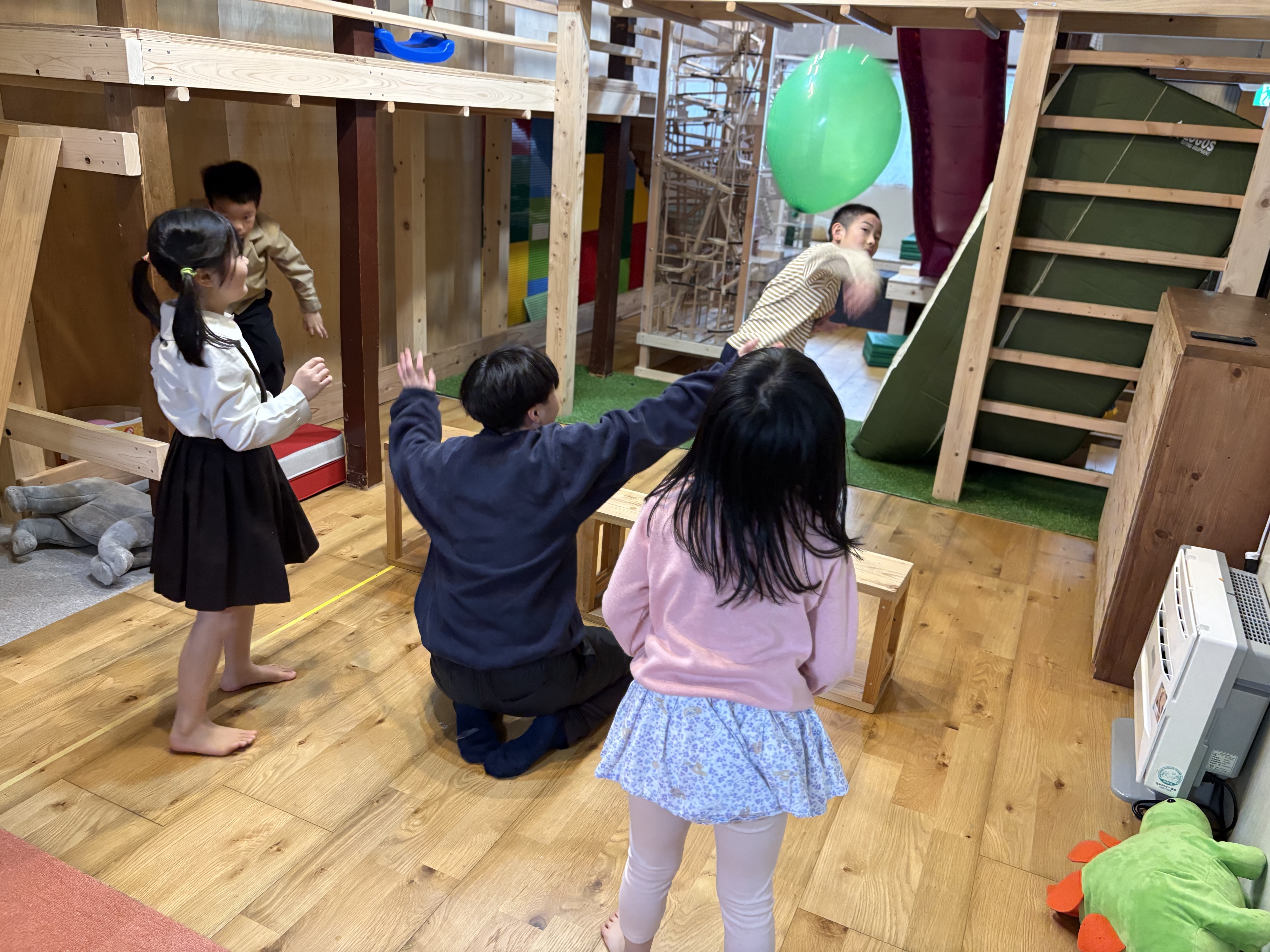 「風船が繋ぐ、心と視線。」
「ふわ〜っ」と落ちてくる風船を全員で見つめ、声を掛け合う瞬間。準備する「間」があるからこそ生まれる、心のキャッチボール。