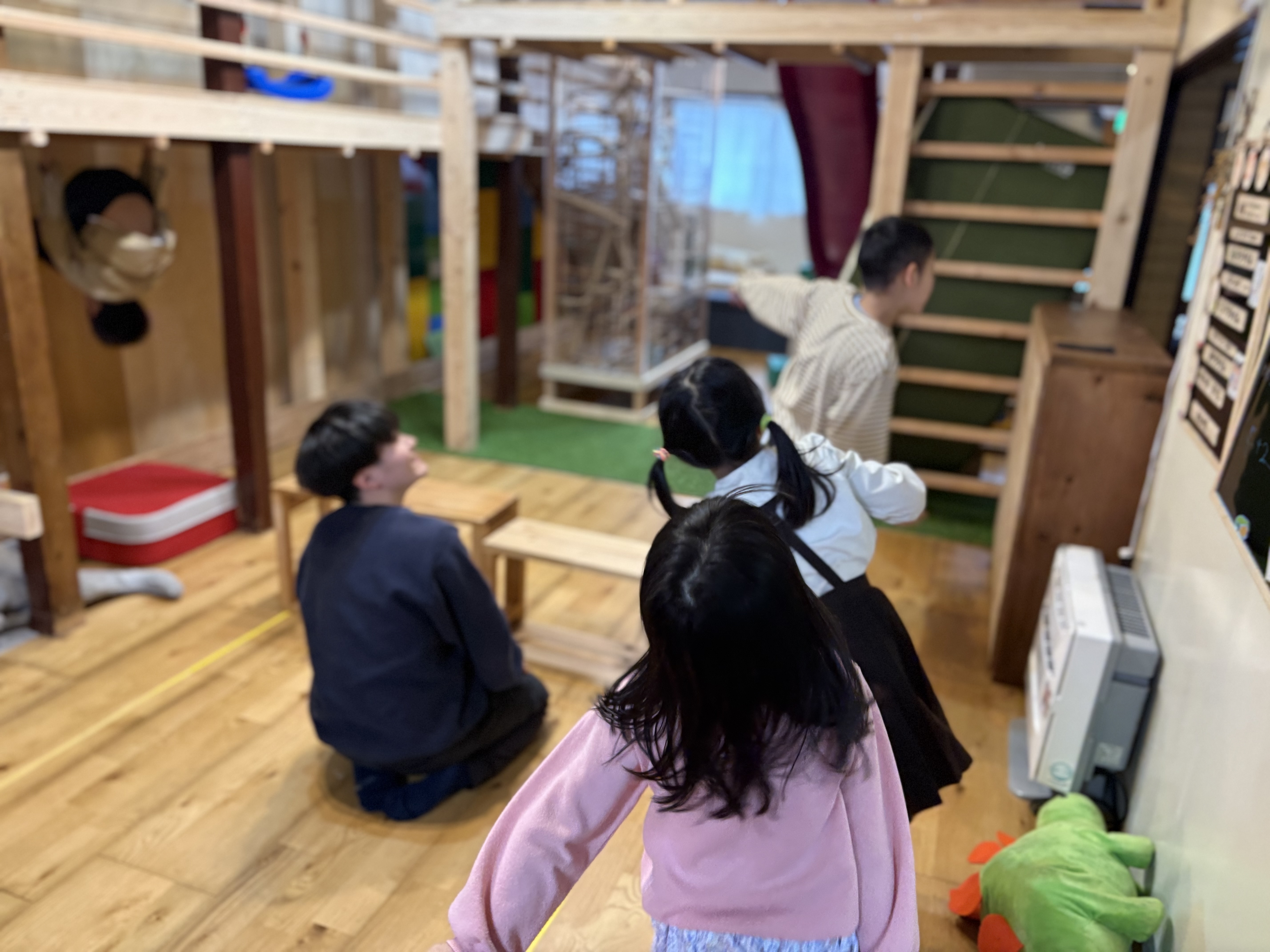 「背中が語る、コーチの助言。」
新しく参加した友達に、コツを優しく教える先輩の姿。「教える」ことで自分の理解も深まる、最高のリーダーシップ。