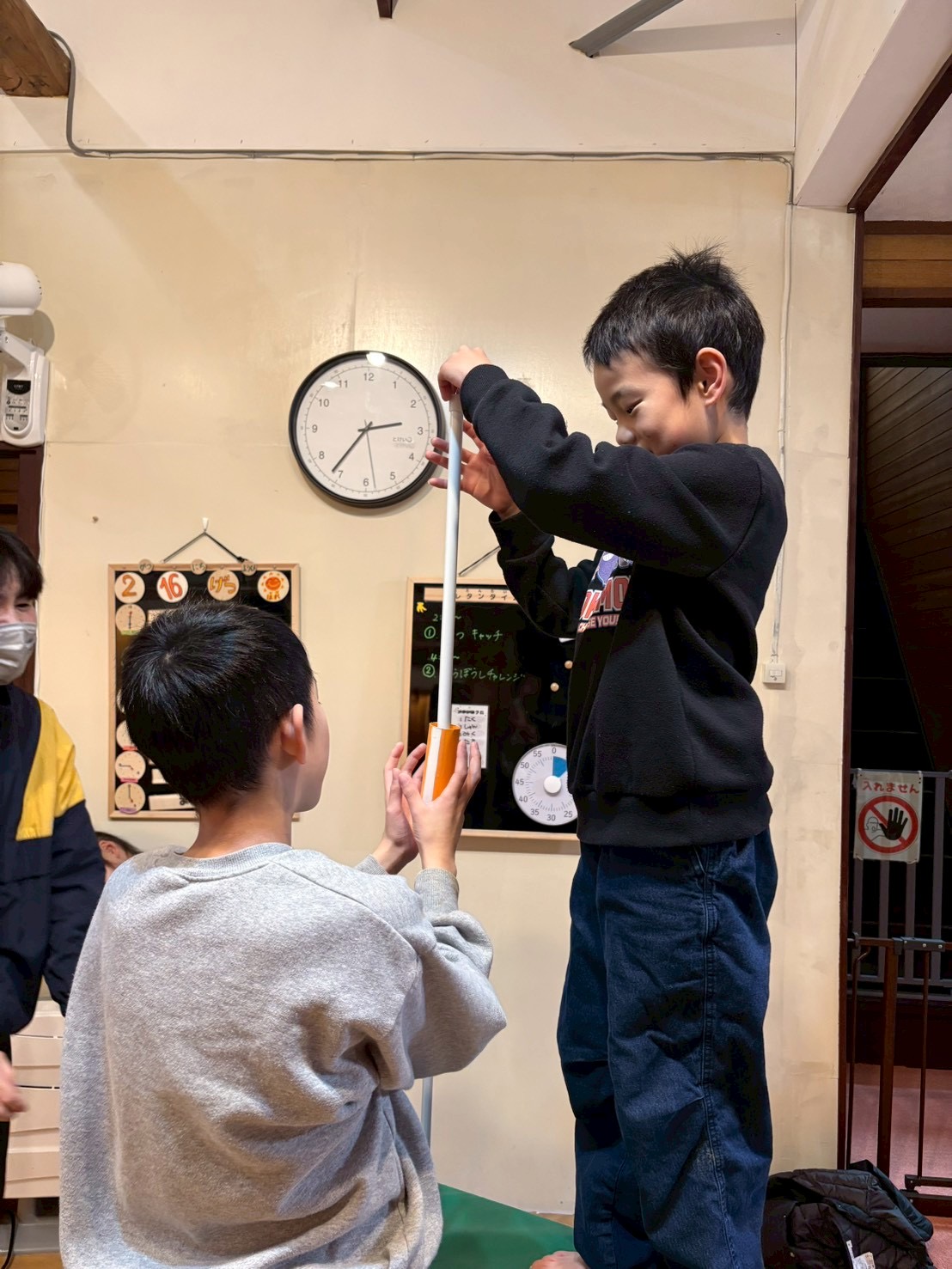 「掴んだ！という手のアップ。」

棒の下の方で、芯をガシッと握りしめた瞬間の手のクローズアップ。指先に力がこもる、成功の証。