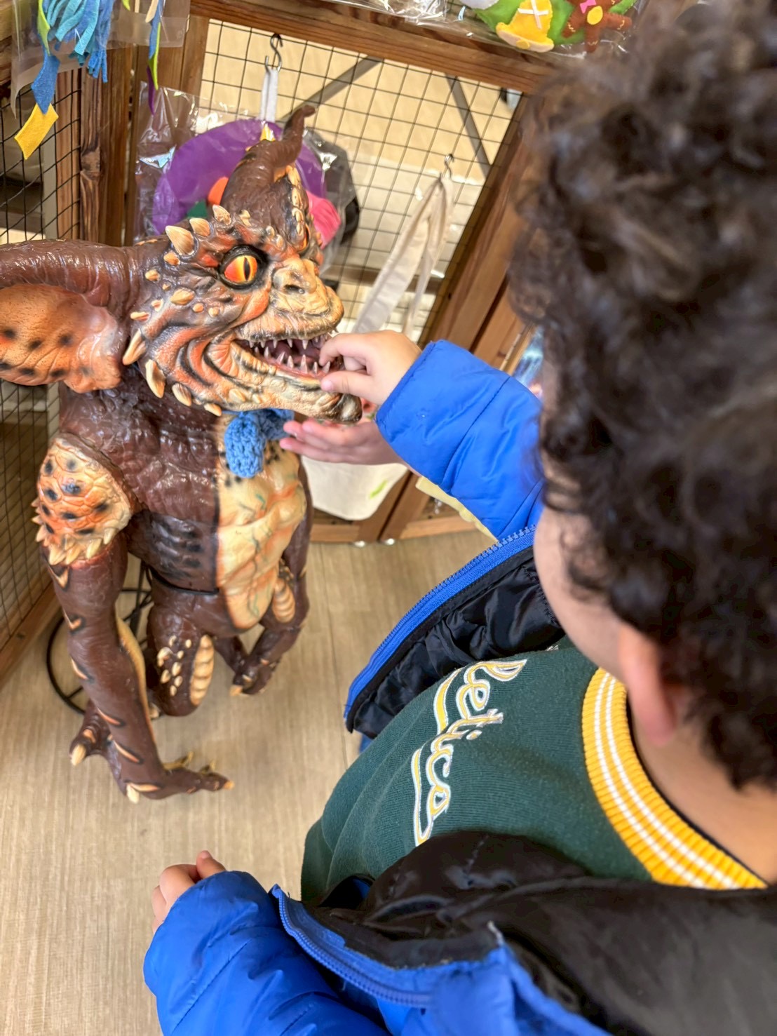 この人形すごく怖いと言いながら、笑顔で触りにいく男の子。