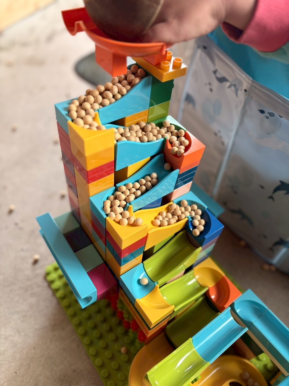 「音を楽しむ、聴覚の発見。」
LEGOの階段を大豆が転がる「カラカラ」という音を聞こうと、耳を近づける好奇心の瞬間。