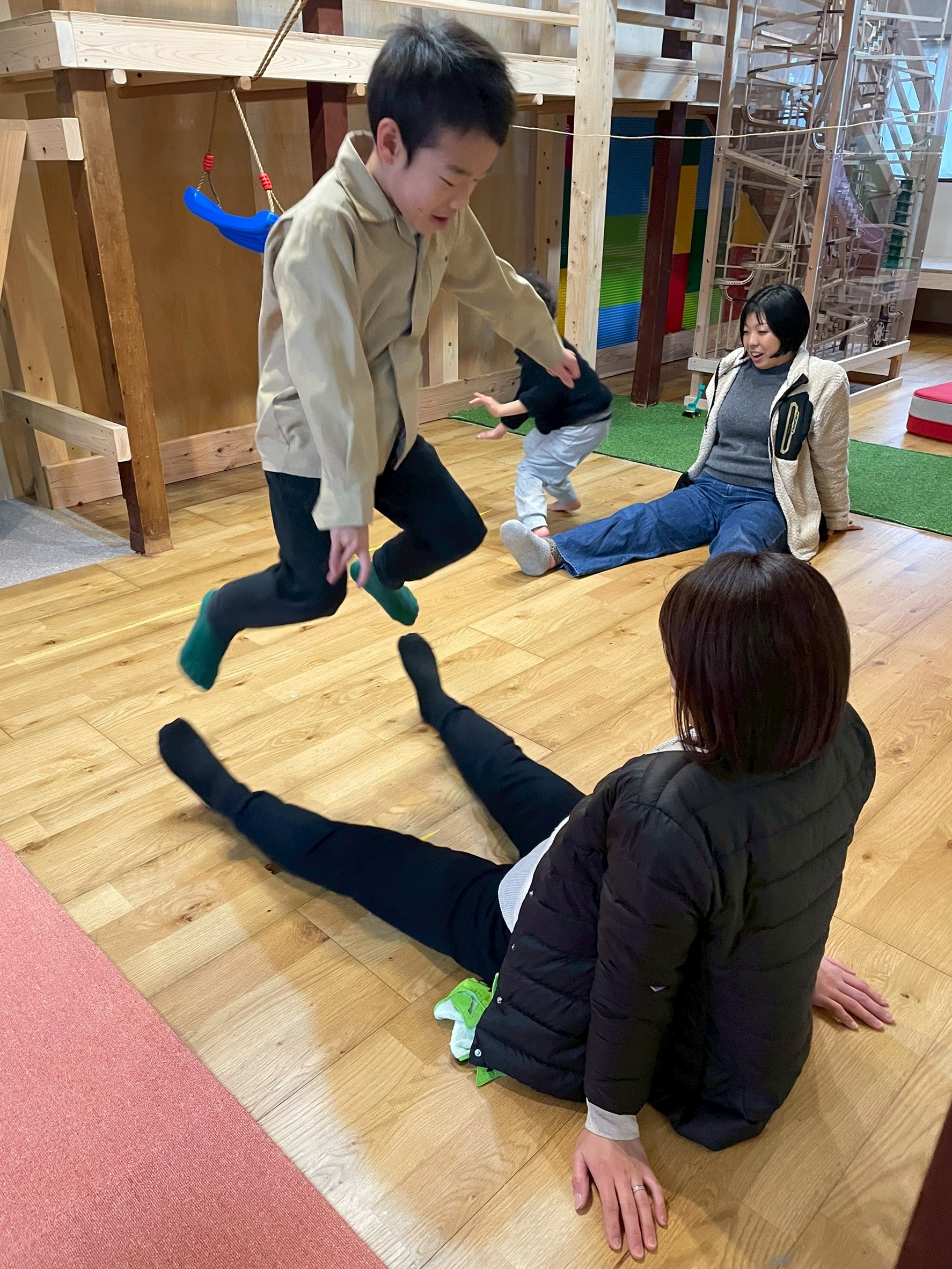 「シンクロ成功！のハイタッチ。」

何度も連続で正解し、スタッフと最高の呼吸でハイタッチする、自信満々の笑顔。