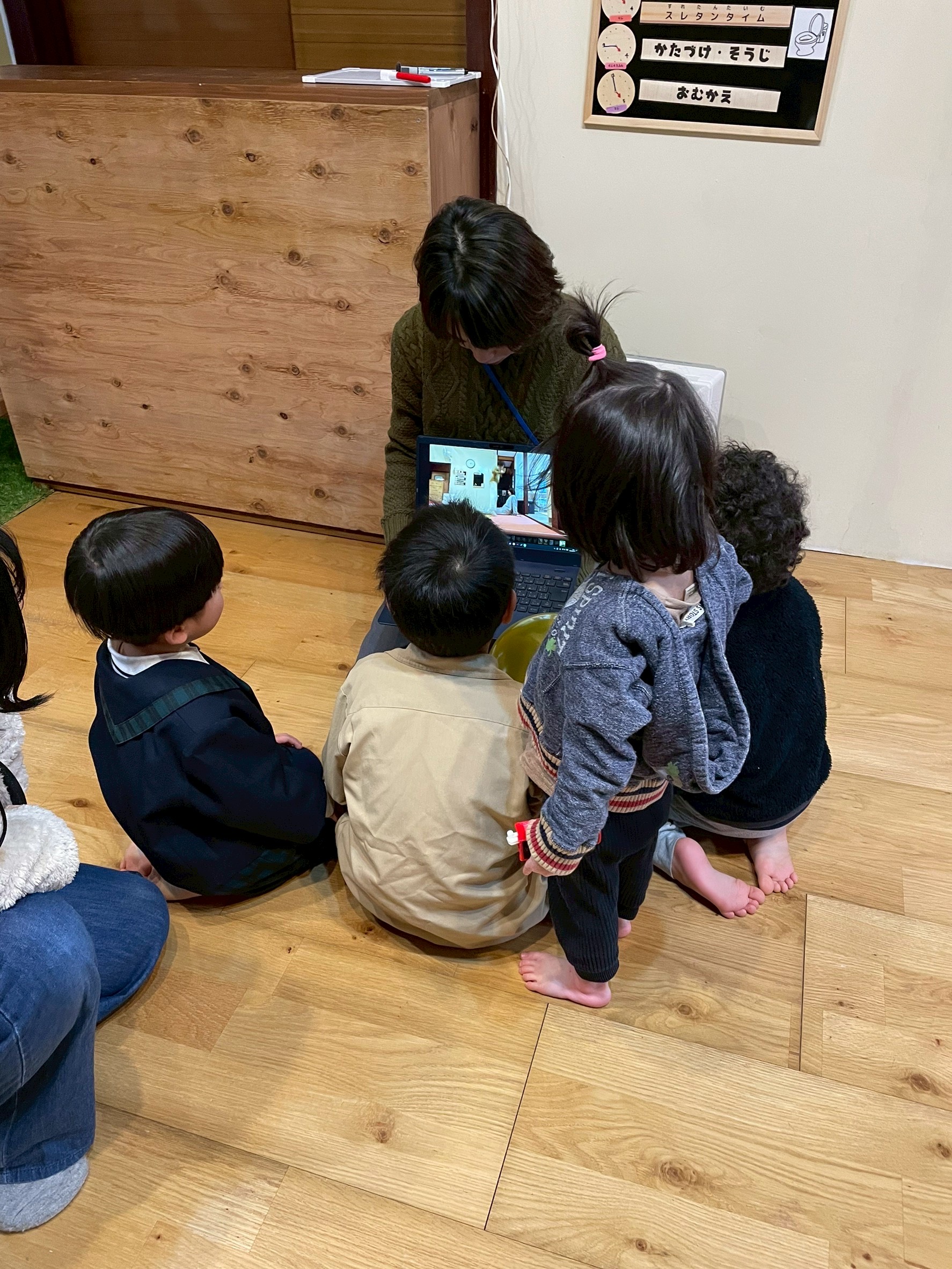 「ズートピアの魔法がかかる前。」

リビングのモニターに映し出された、スタッフによるデモ動画。真剣な眼差しで「ルール」を予習する子どもたちの後ろ姿。